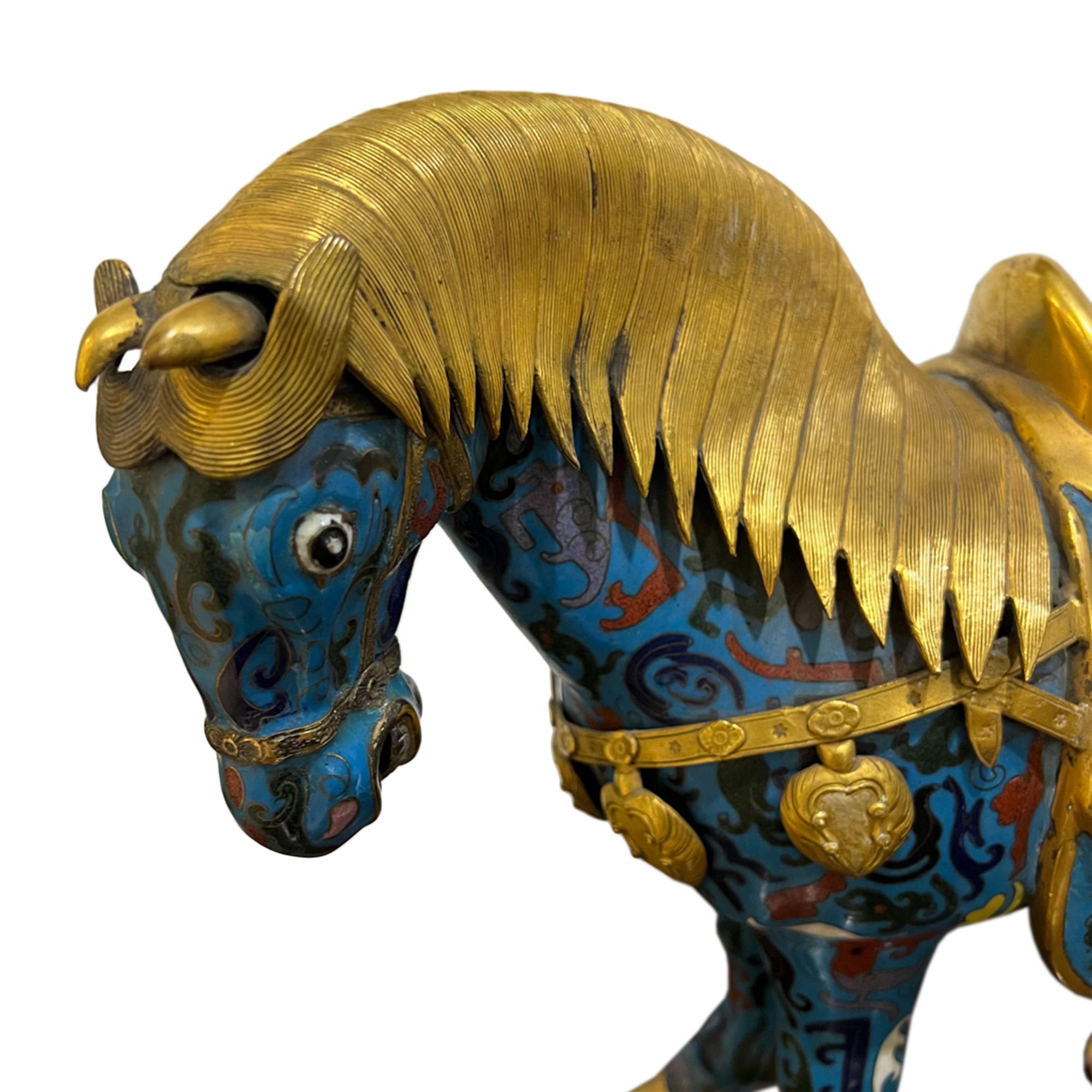Paar chinesische Pferde aus der Mitte des Jahrhunderts aus Kupfer, Emaille und Vergoldung (Chinesischer Export) im Angebot