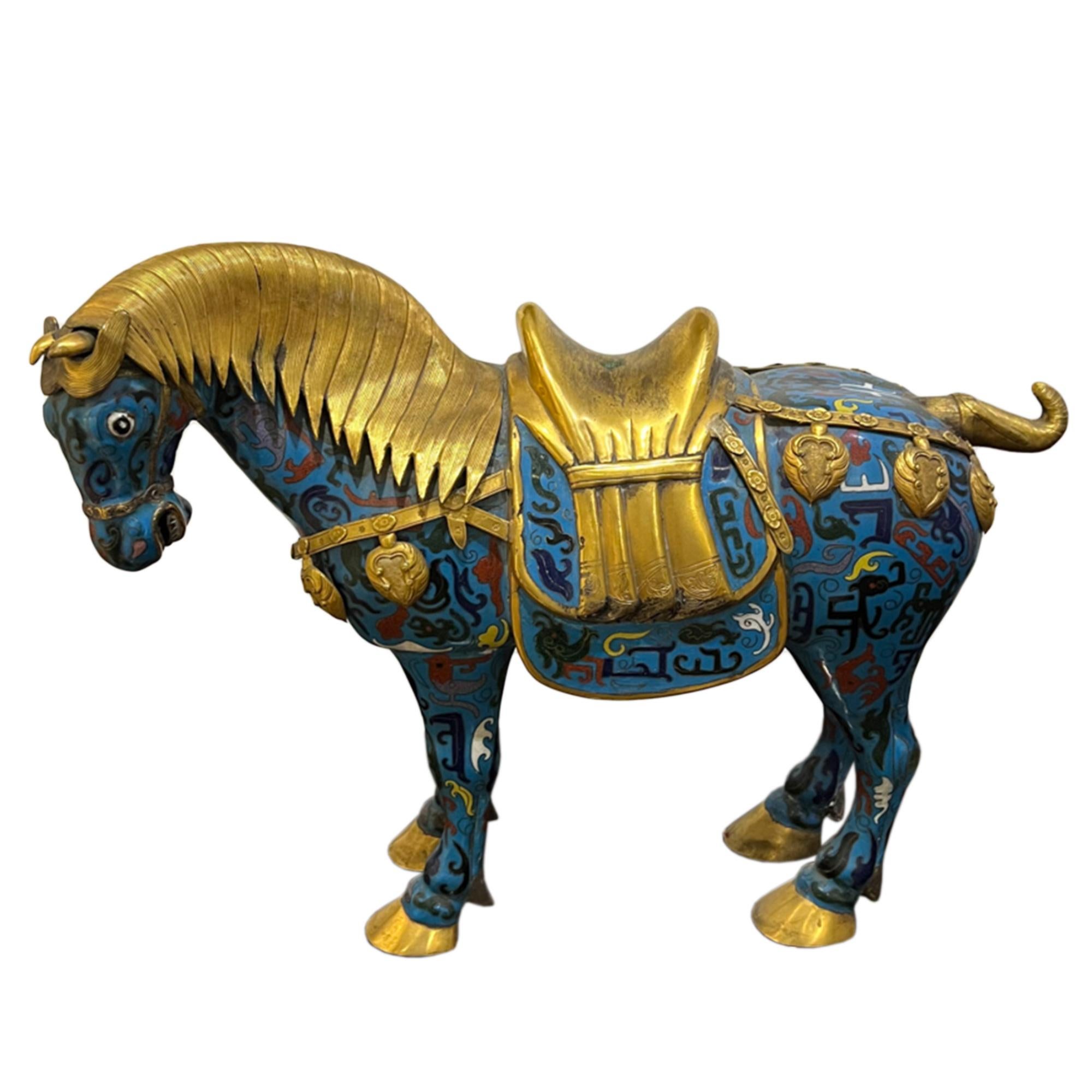 Paar chinesische Pferde aus der Mitte des Jahrhunderts aus Kupfer, Emaille und Vergoldung (Chinesisch) im Angebot