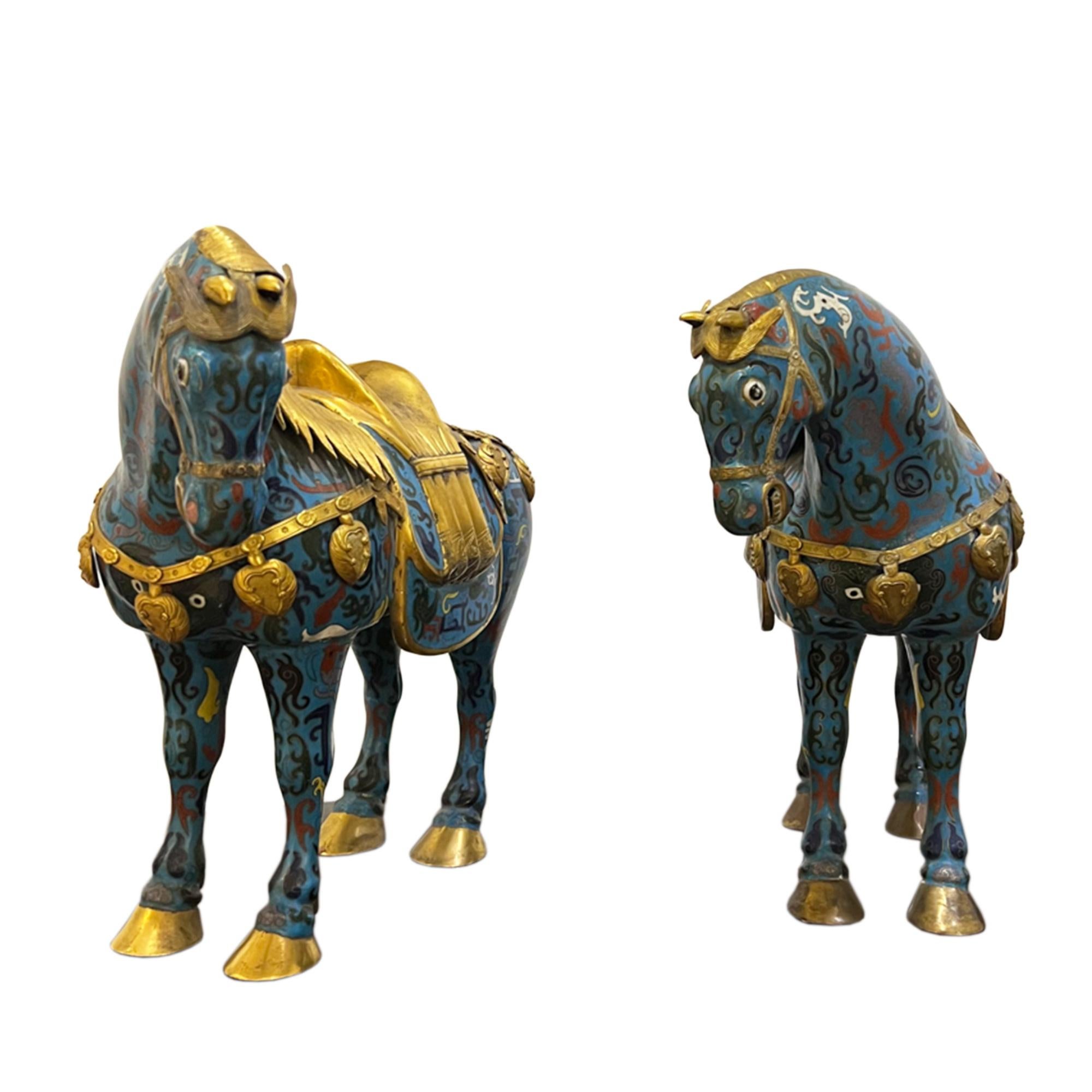 Paar chinesische Pferde aus der Mitte des Jahrhunderts aus Kupfer, Emaille und Vergoldung (Mitte des 20. Jahrhunderts) im Angebot