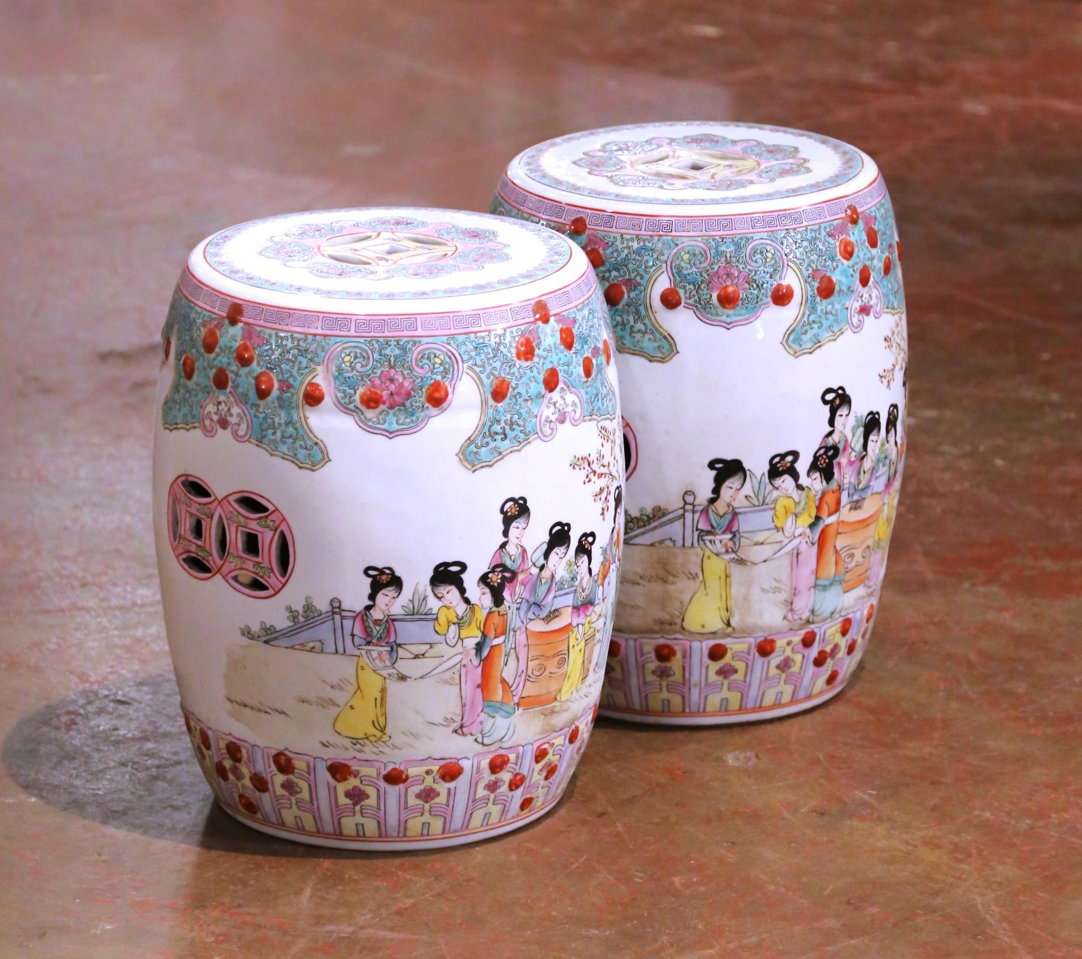 Este refinado par de taburetes de jardín de porcelana de mediados de siglo aporta belleza escultural y encanto exótico a cualquier interior o jardín. Fabricado en China hacia 1960, cada asiento vintage está perforado en la parte superior y alrededor