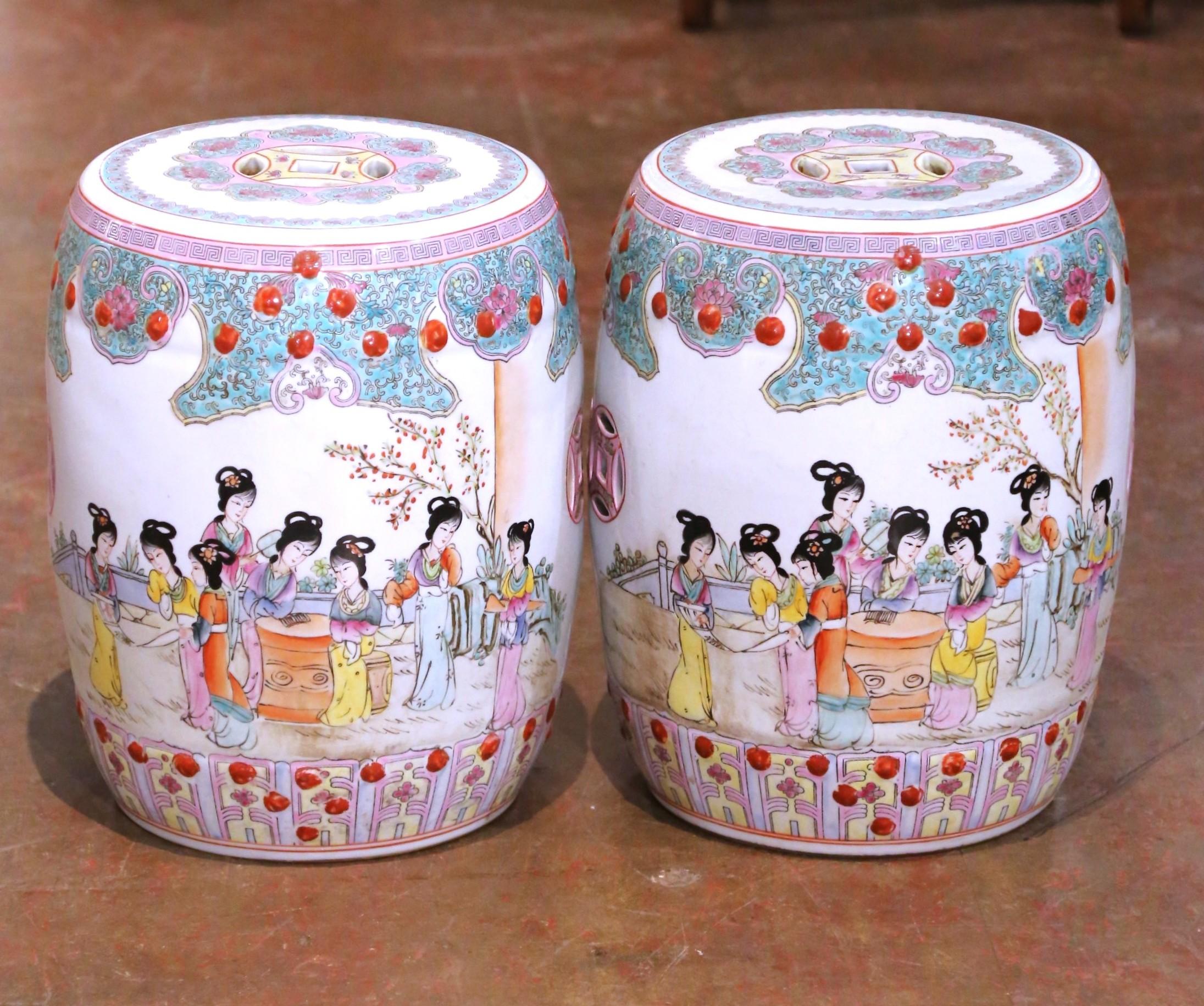 Pareja de taburetes de jardín chinos de mediados de siglo de estilo rosa familiar Chino en venta