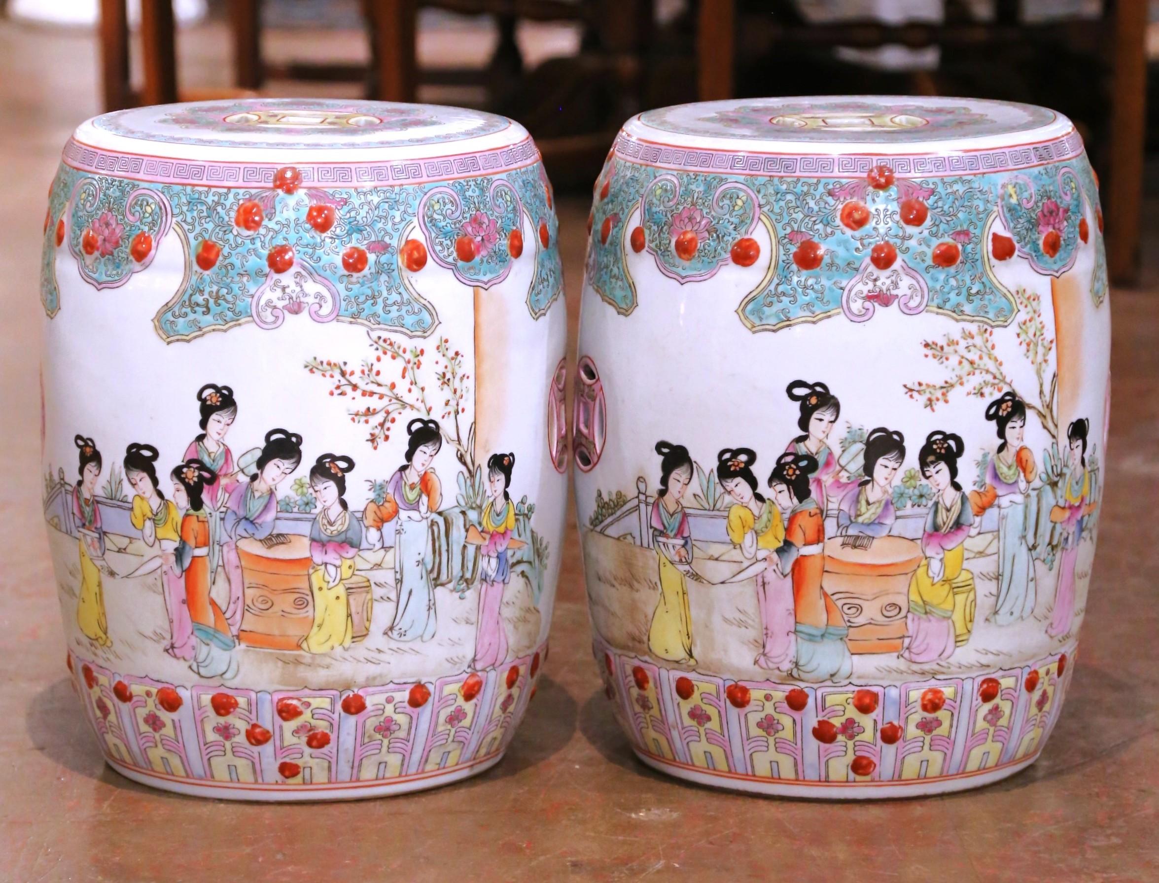 Pareja de taburetes de jardín chinos de mediados de siglo de estilo rosa familiar Pintado a mano en venta