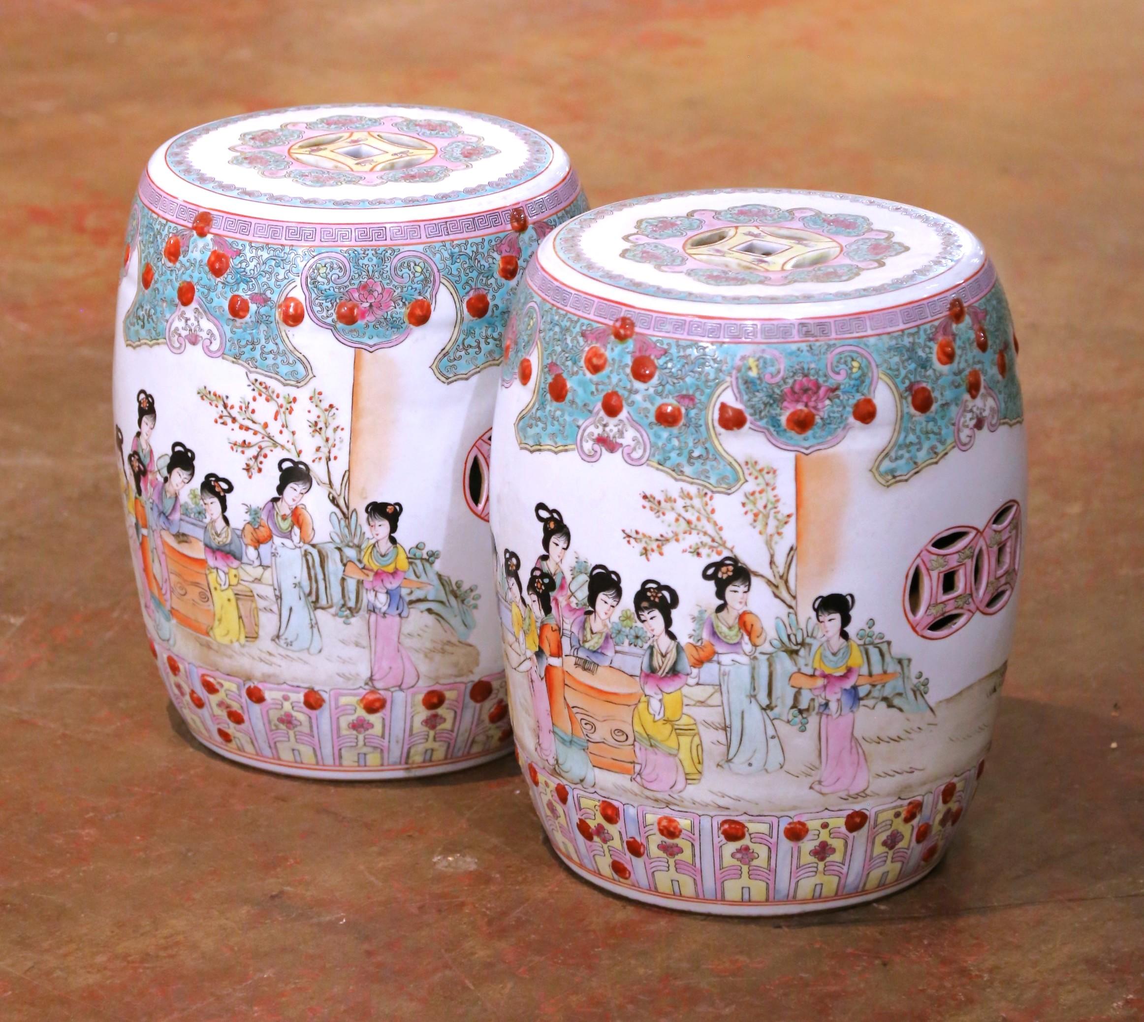 Pareja de taburetes de jardín chinos de mediados de siglo de estilo rosa familiar en Excelente estado para la venta en Dallas, TX