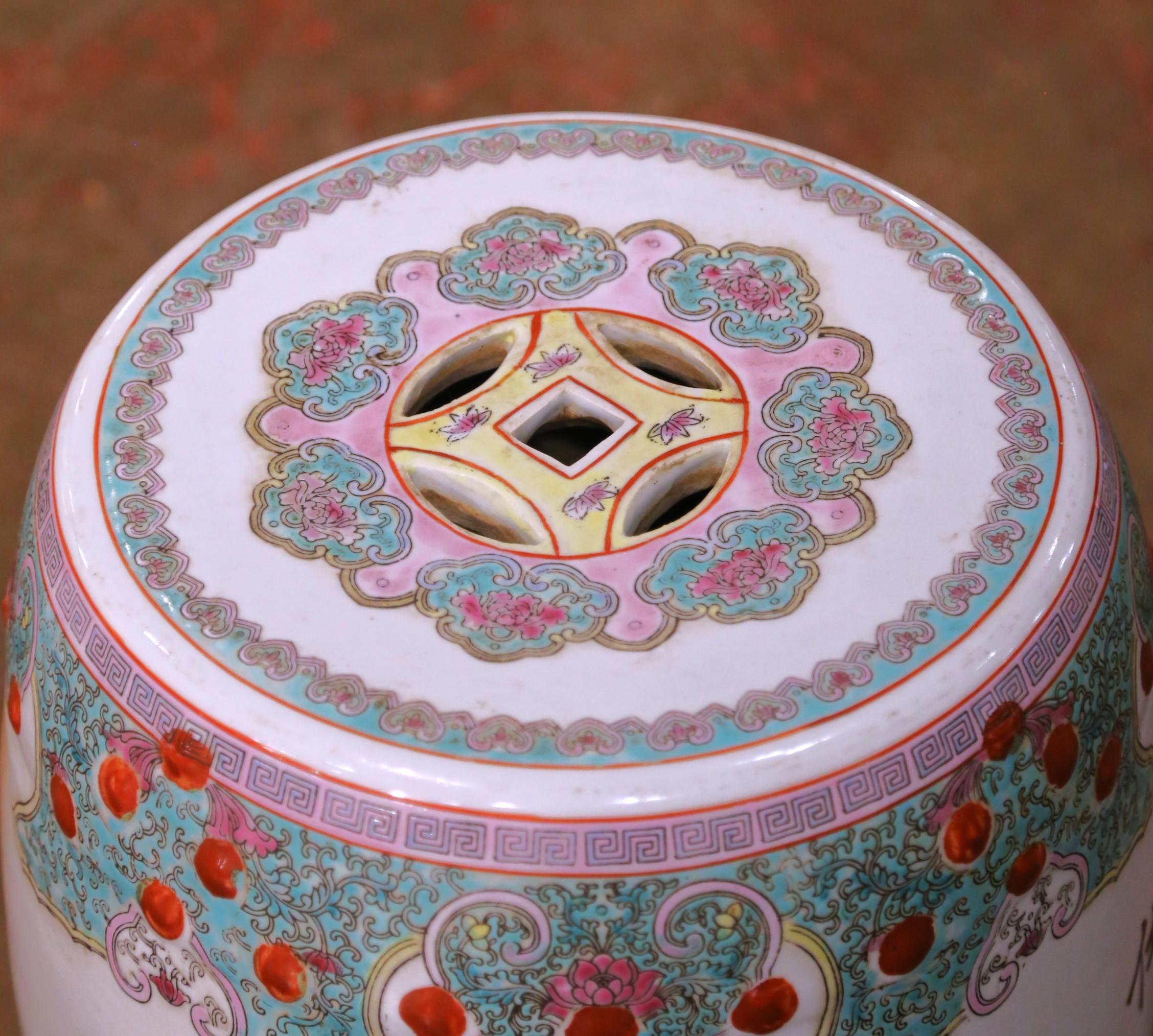 Pareja de taburetes de jardín chinos de mediados de siglo de estilo rosa familiar siglo XX en venta