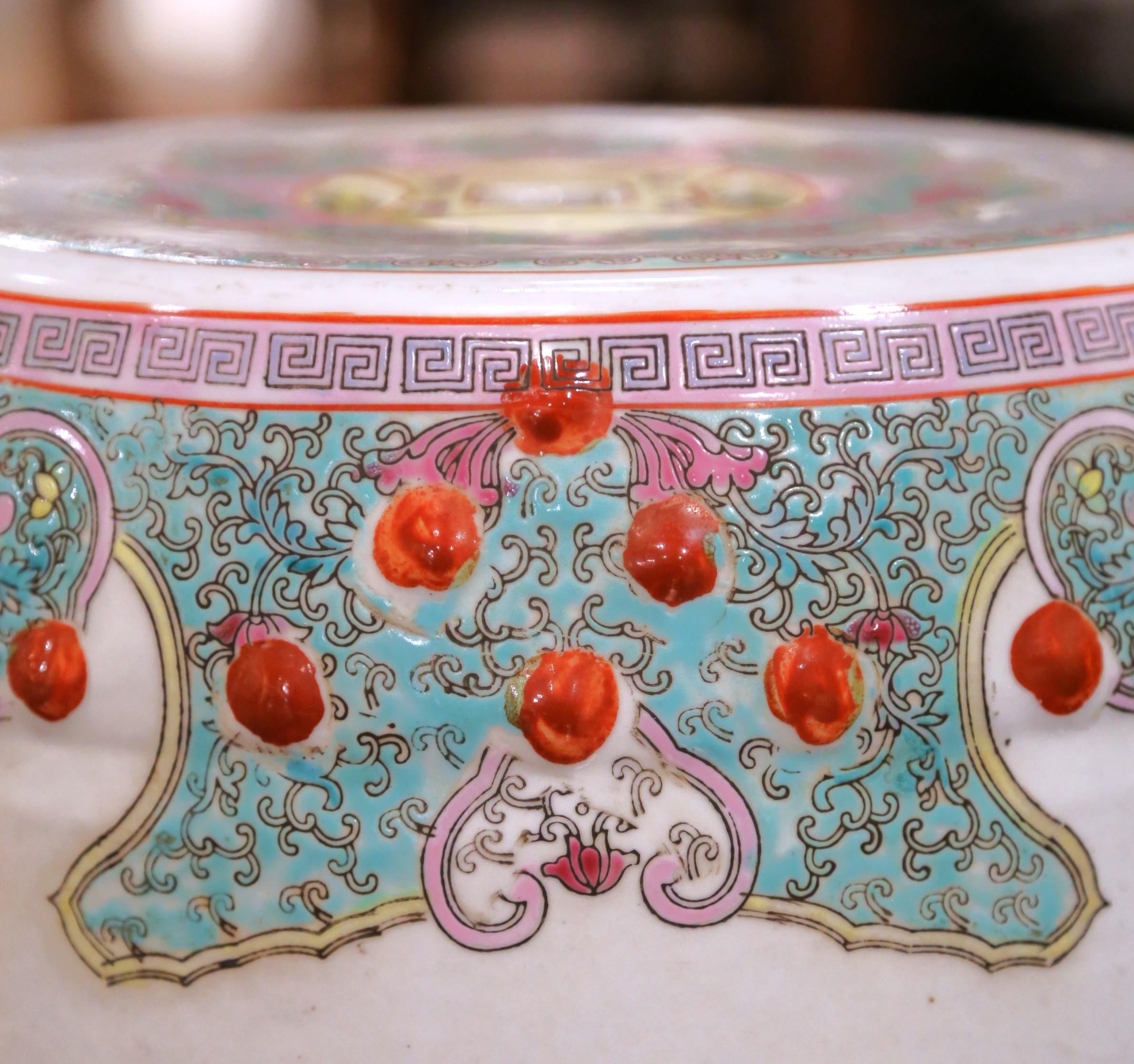 Pareja de taburetes de jardín chinos de mediados de siglo de estilo rosa familiar Porcelana en venta