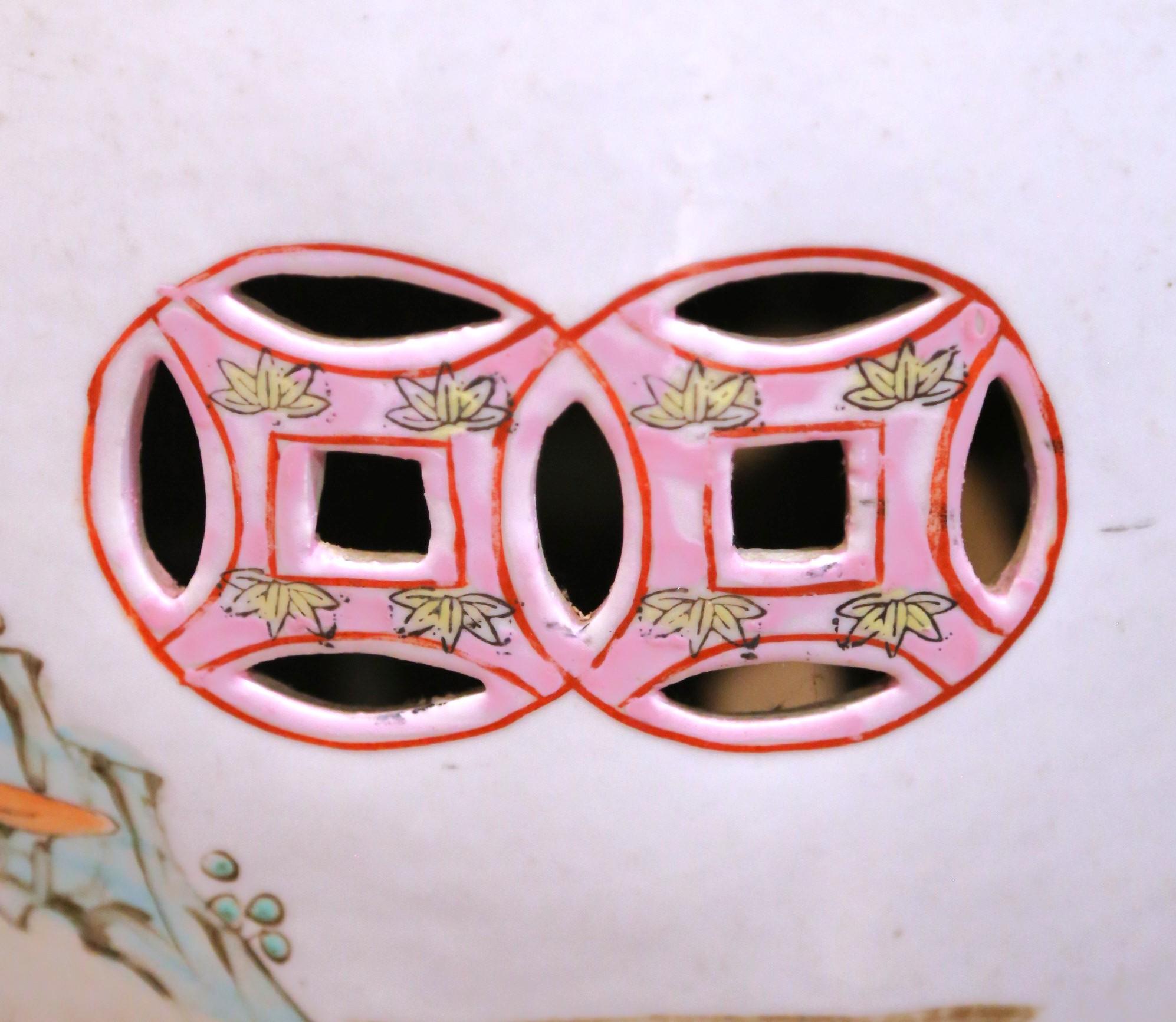 Pareja de taburetes de jardín chinos de mediados de siglo de estilo rosa familiar en venta 1