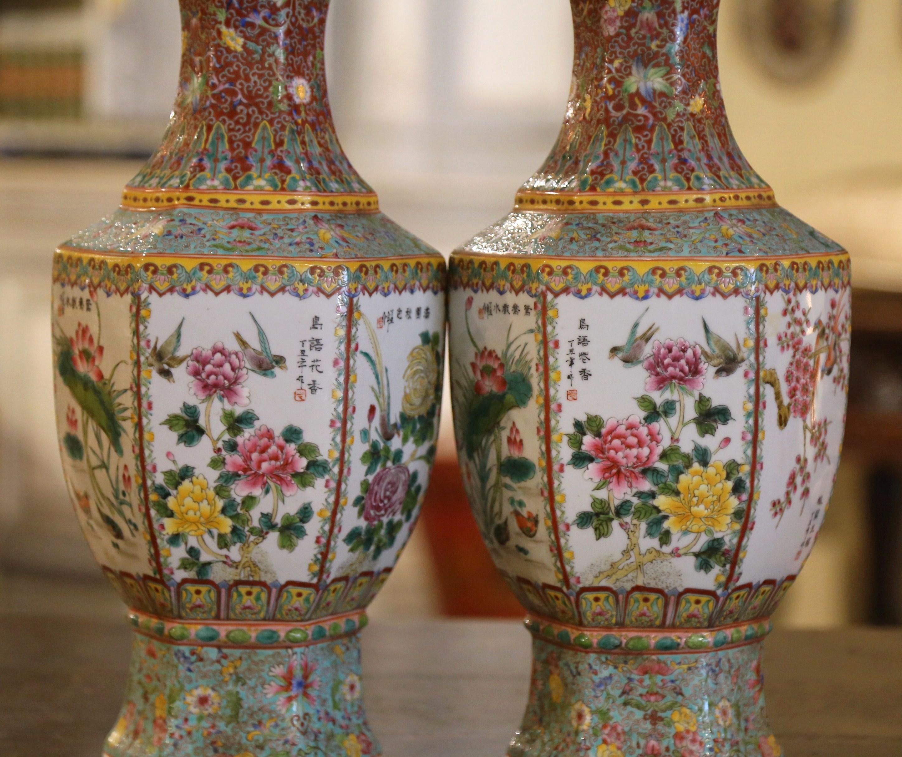 Chinois Paire de vases chinois Famille Rose peints à la main en porcelaine vert pâle du milieu du siècle dernier en vente