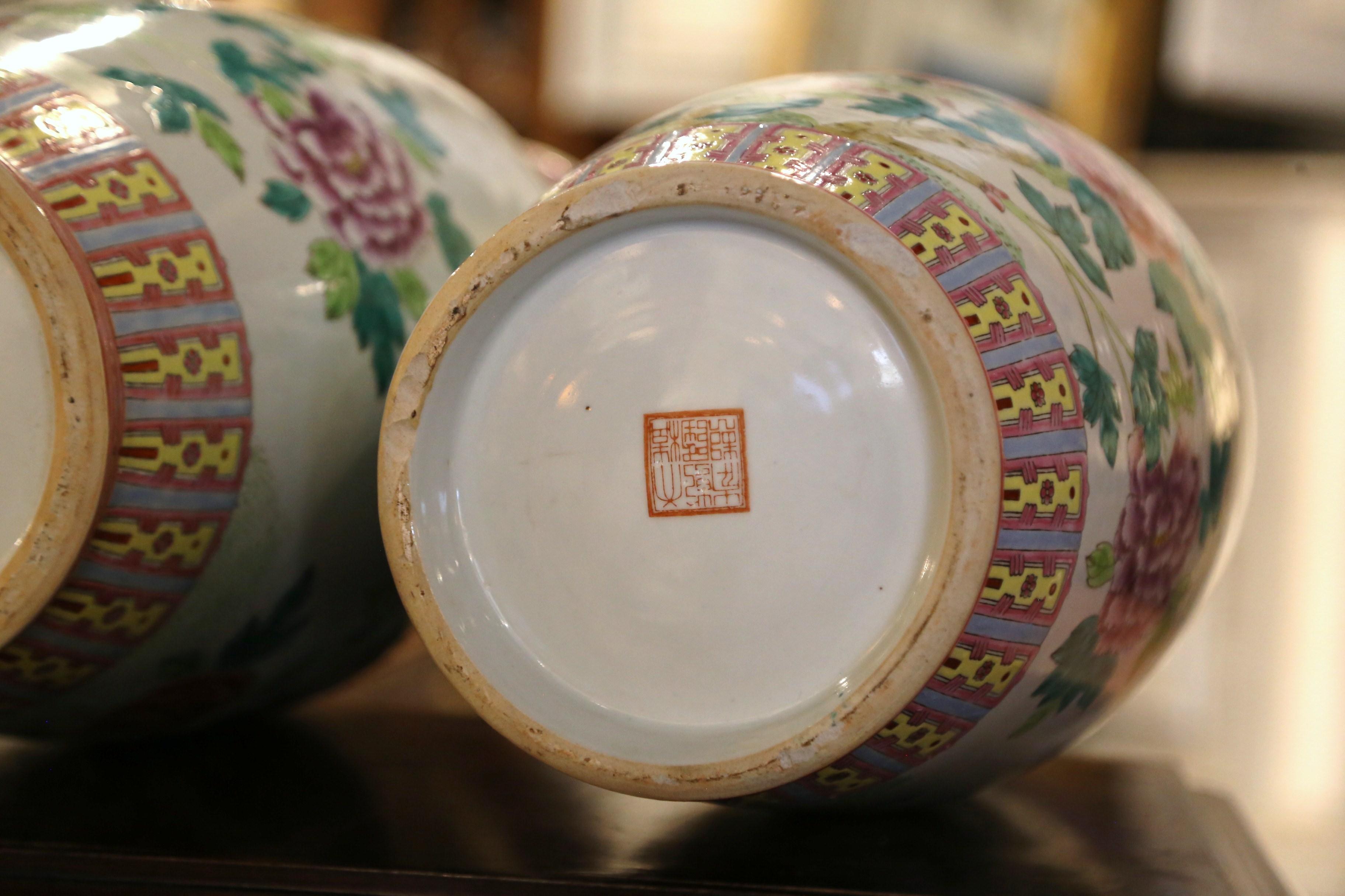 Paar chinesische Famille-Rose-Porzellanvasen, handbemalt, Mid-Century im Angebot 4