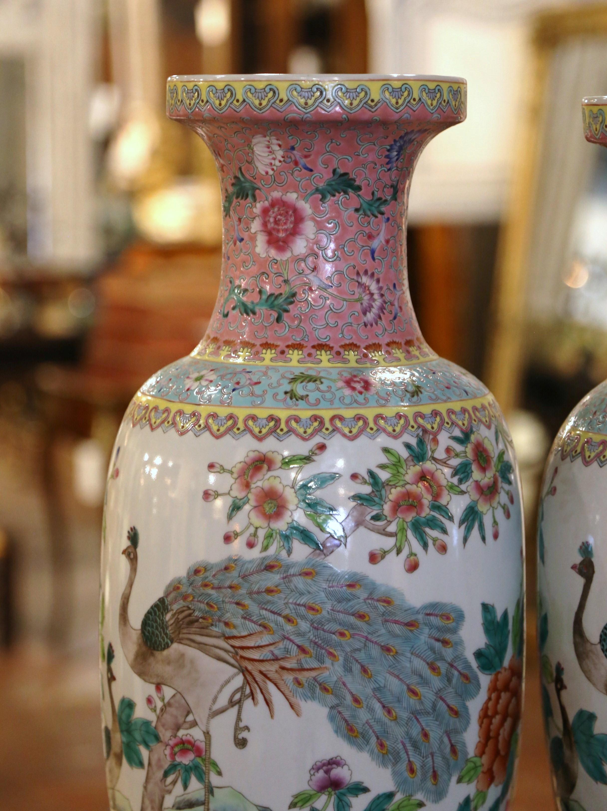 Paar chinesische Famille-Rose-Porzellanvasen, handbemalt, Mid-Century (Chinesisch) im Angebot