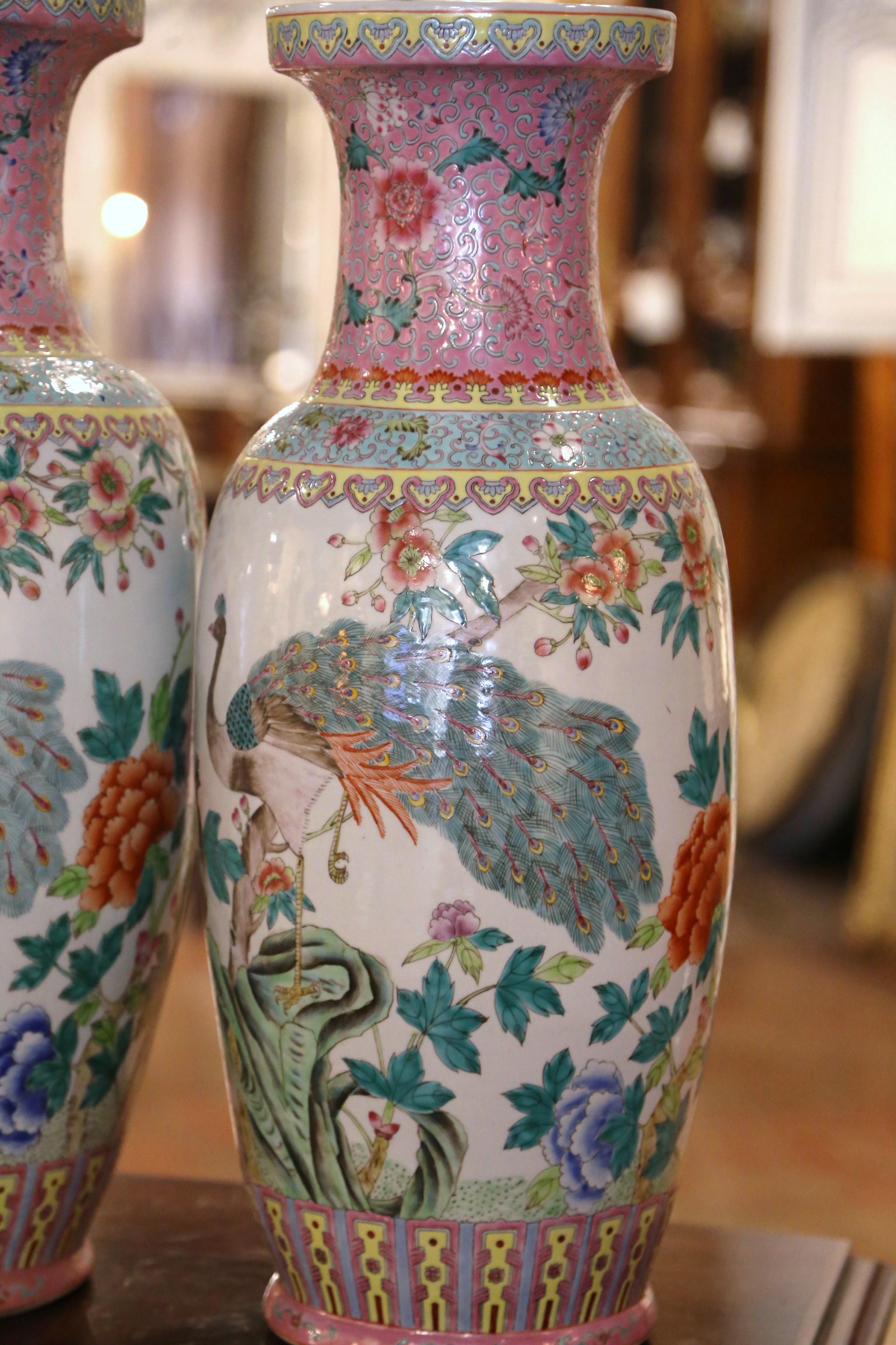 Paar chinesische Famille-Rose-Porzellanvasen, handbemalt, Mid-Century (Handgefertigt) im Angebot
