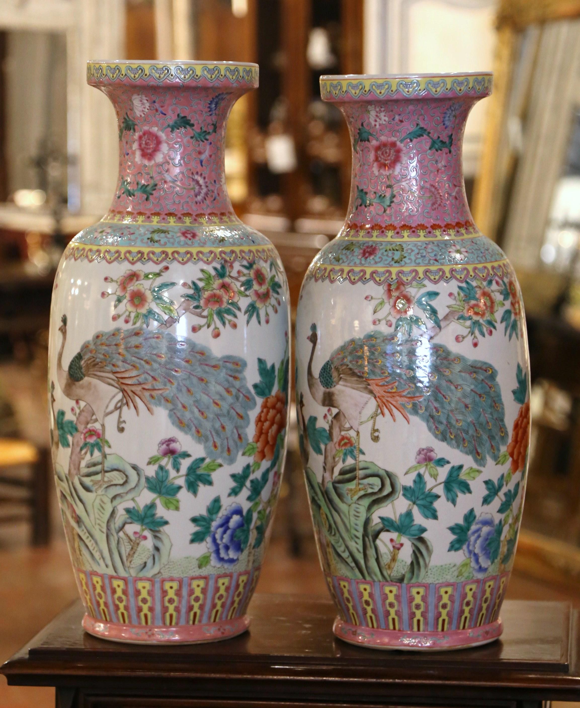 Paar chinesische Famille-Rose-Porzellanvasen, handbemalt, Mid-Century im Zustand „Hervorragend“ im Angebot in Dallas, TX