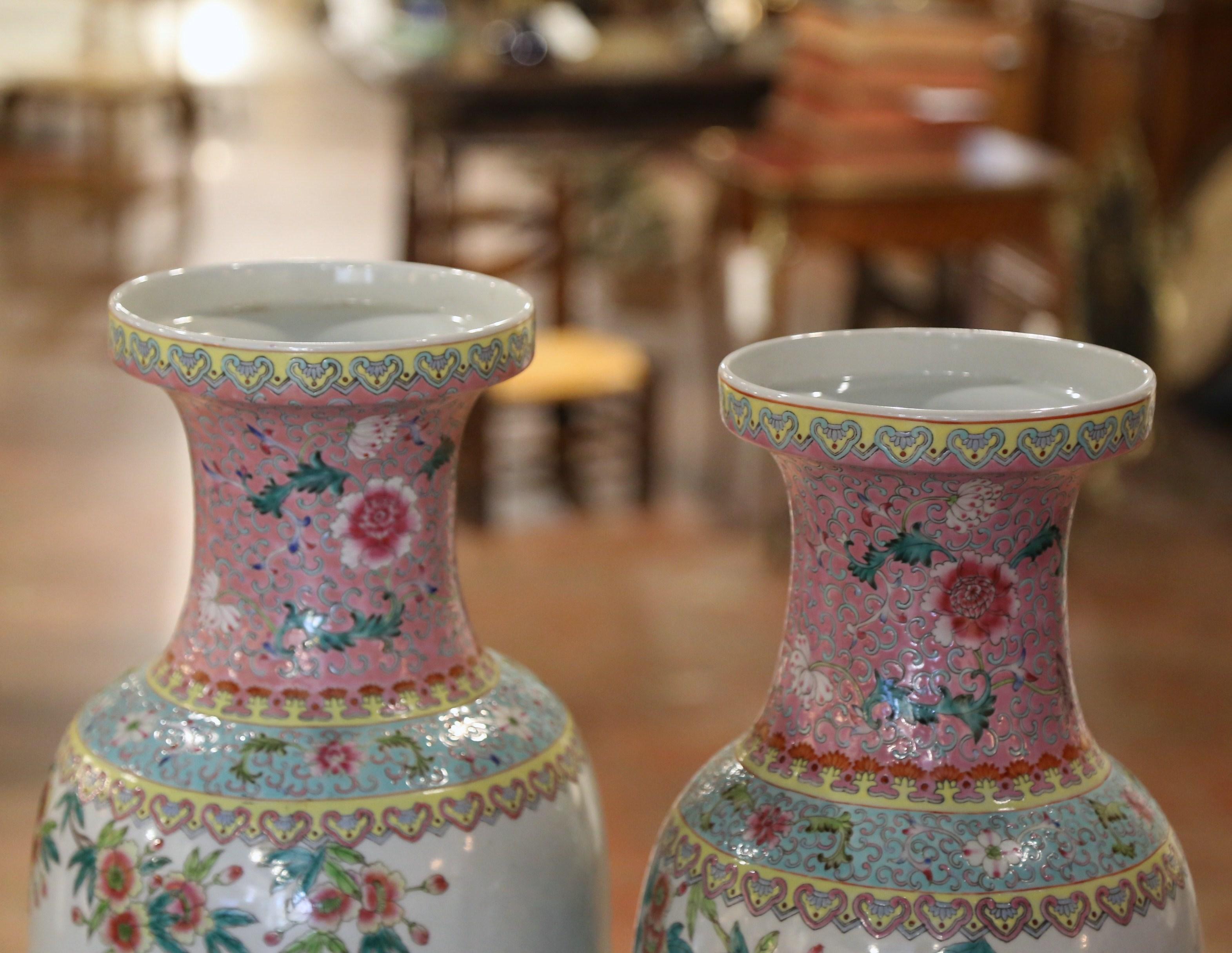 Paar chinesische Famille-Rose-Porzellanvasen, handbemalt, Mid-Century (20. Jahrhundert) im Angebot