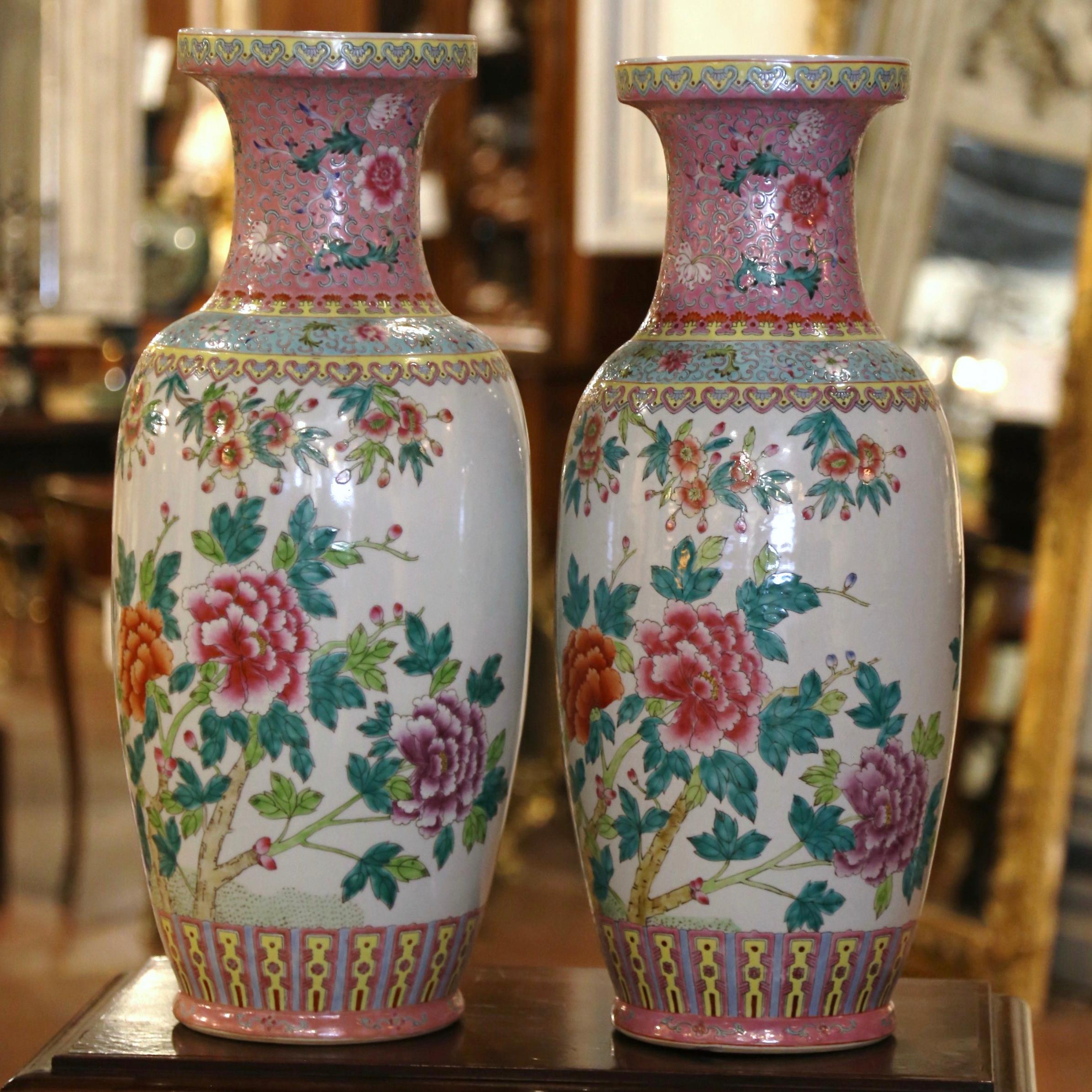Paar chinesische Famille-Rose-Porzellanvasen, handbemalt, Mid-Century im Angebot 1