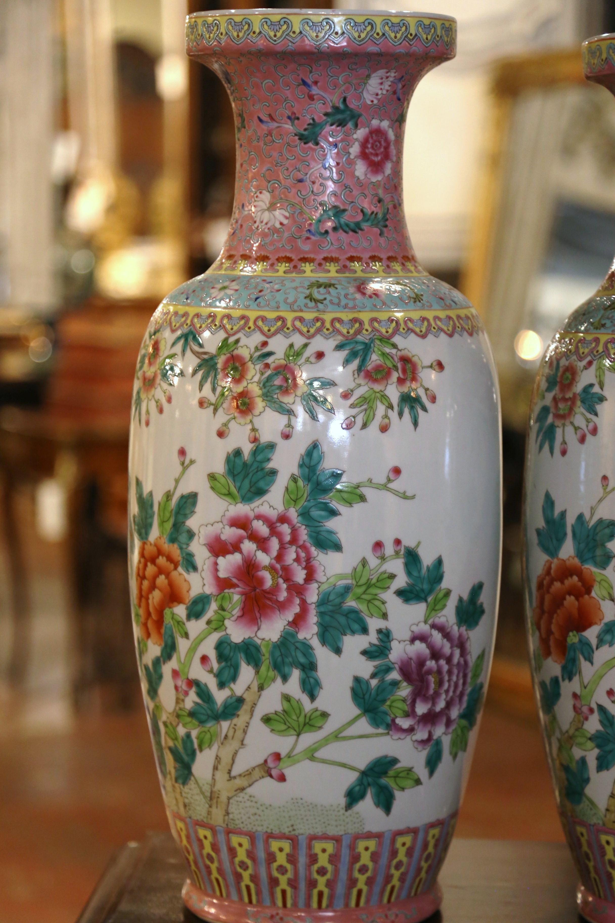 Paar chinesische Famille-Rose-Porzellanvasen, handbemalt, Mid-Century im Angebot 2