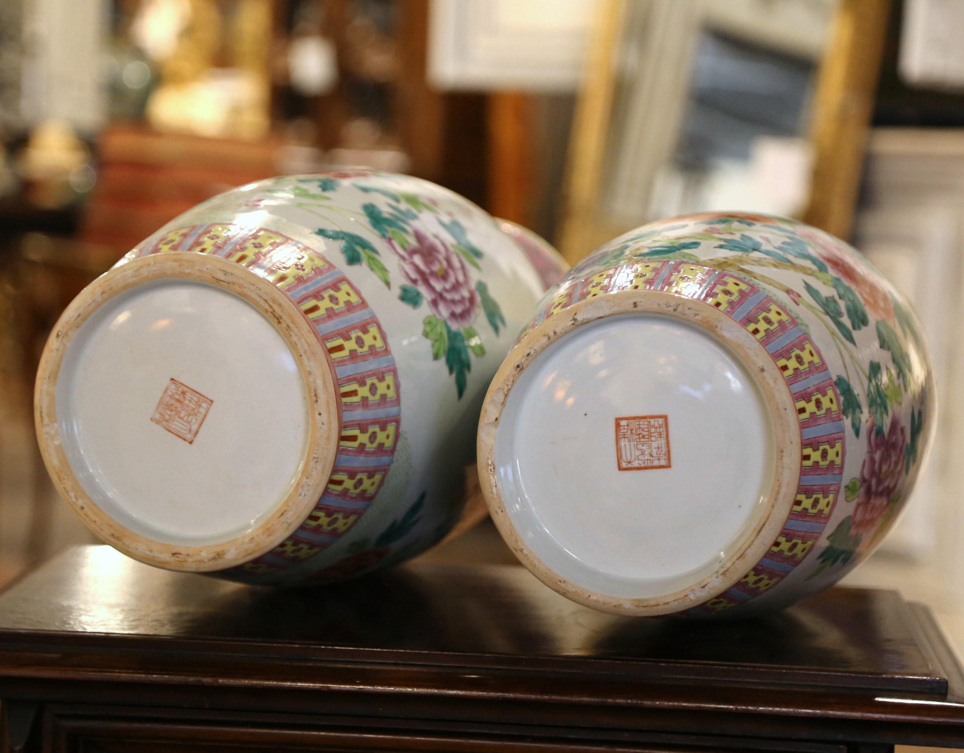 Paar chinesische Famille-Rose-Porzellanvasen, handbemalt, Mid-Century im Angebot 3