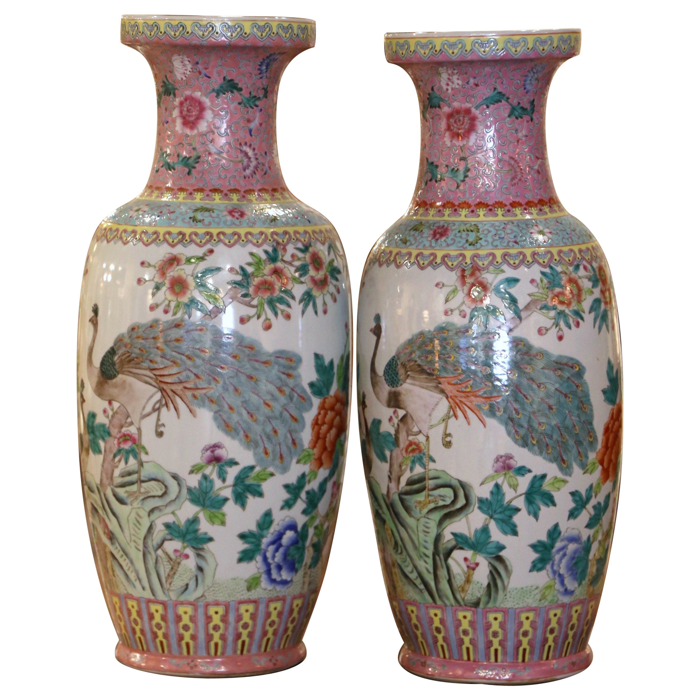 Pareja de jarrones chinos de porcelana de mediados de siglo pintados a mano en estilo rosa familiar