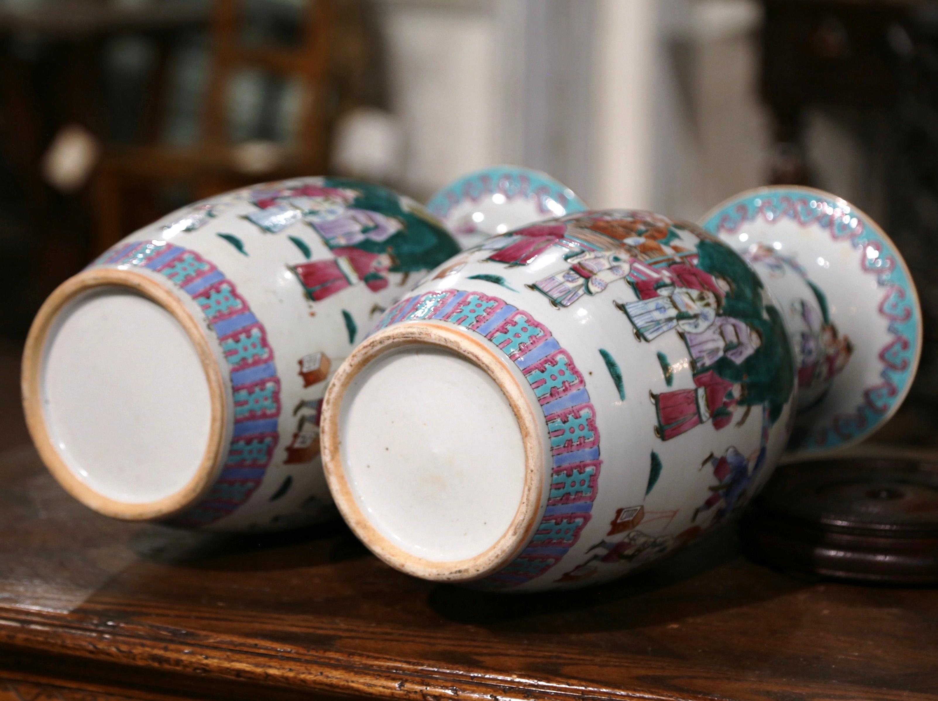 Paire de vases sur socle en porcelaine peinte à la main Famille Rose, Chine du milieu du siècle dernier en vente 5