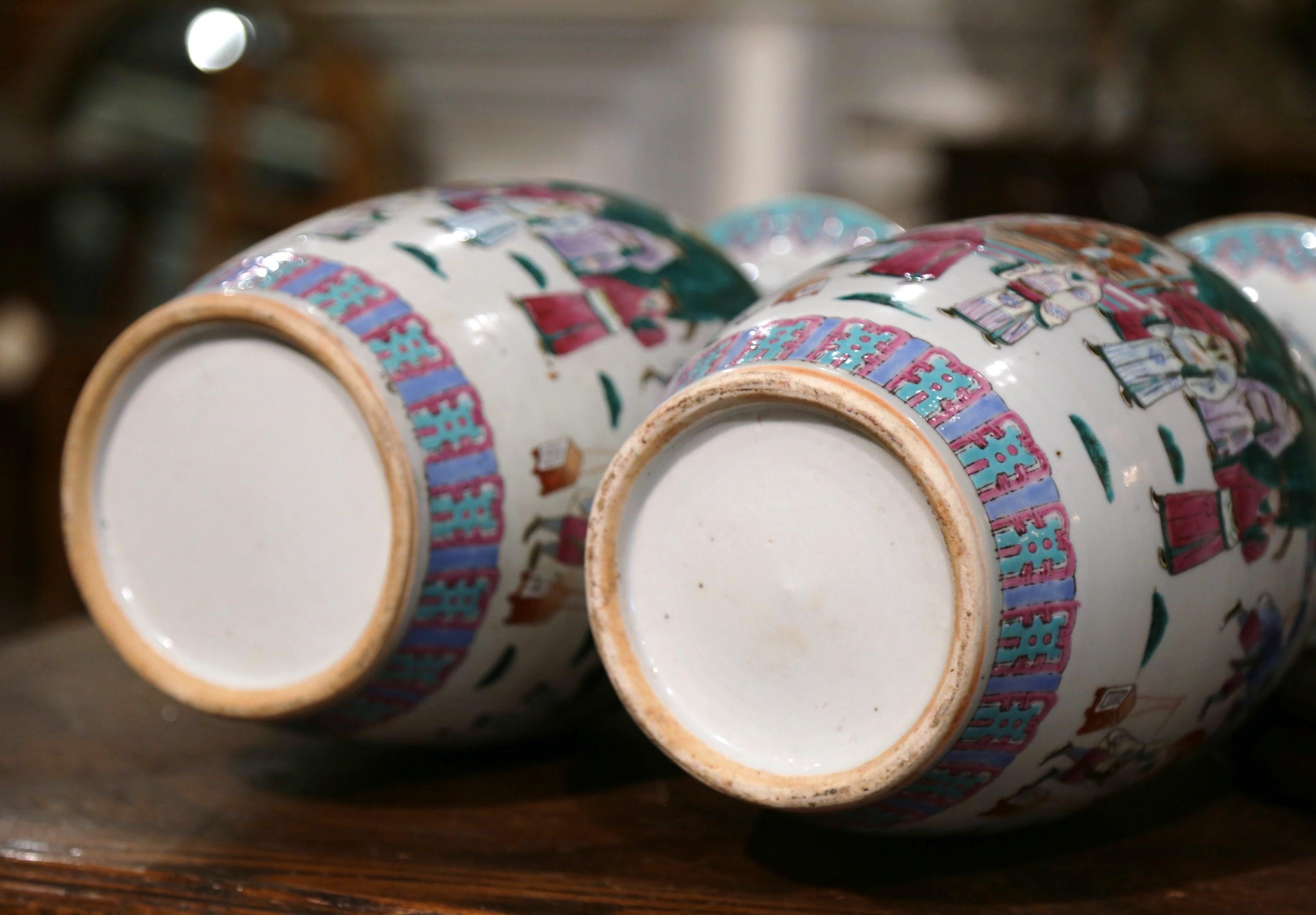 Paire de vases sur socle en porcelaine peinte à la main Famille Rose, Chine du milieu du siècle dernier en vente 6