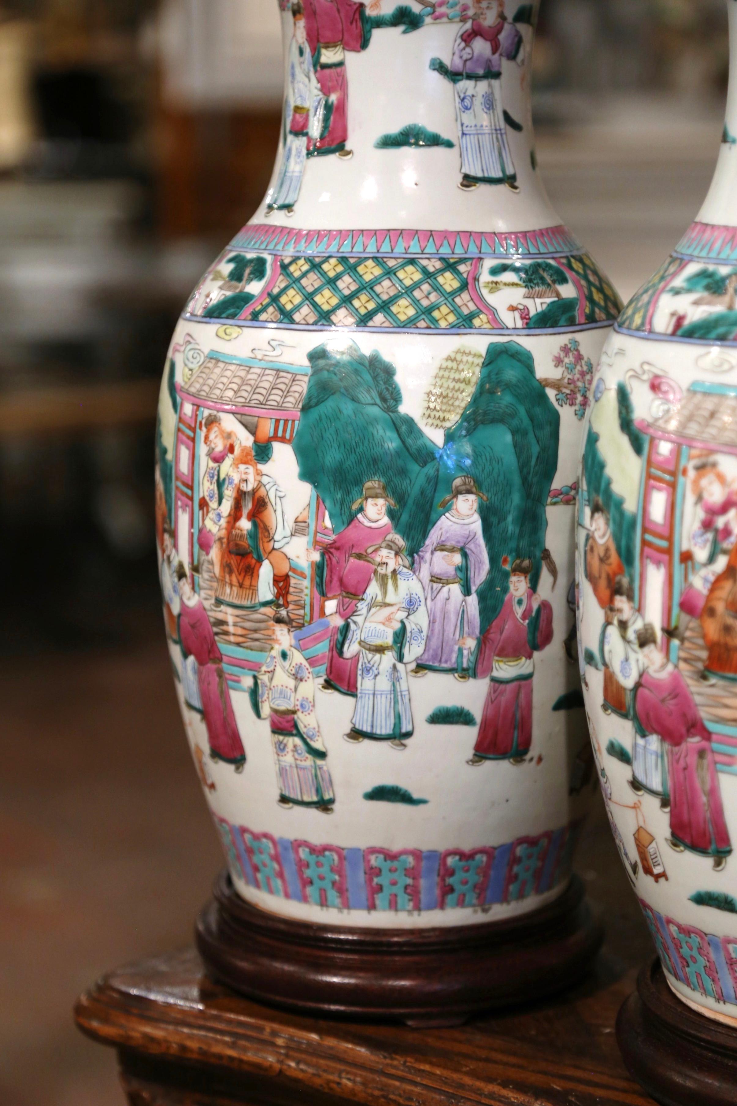 Chinois Paire de vases sur socle en porcelaine peinte à la main Famille Rose, Chine du milieu du siècle dernier en vente