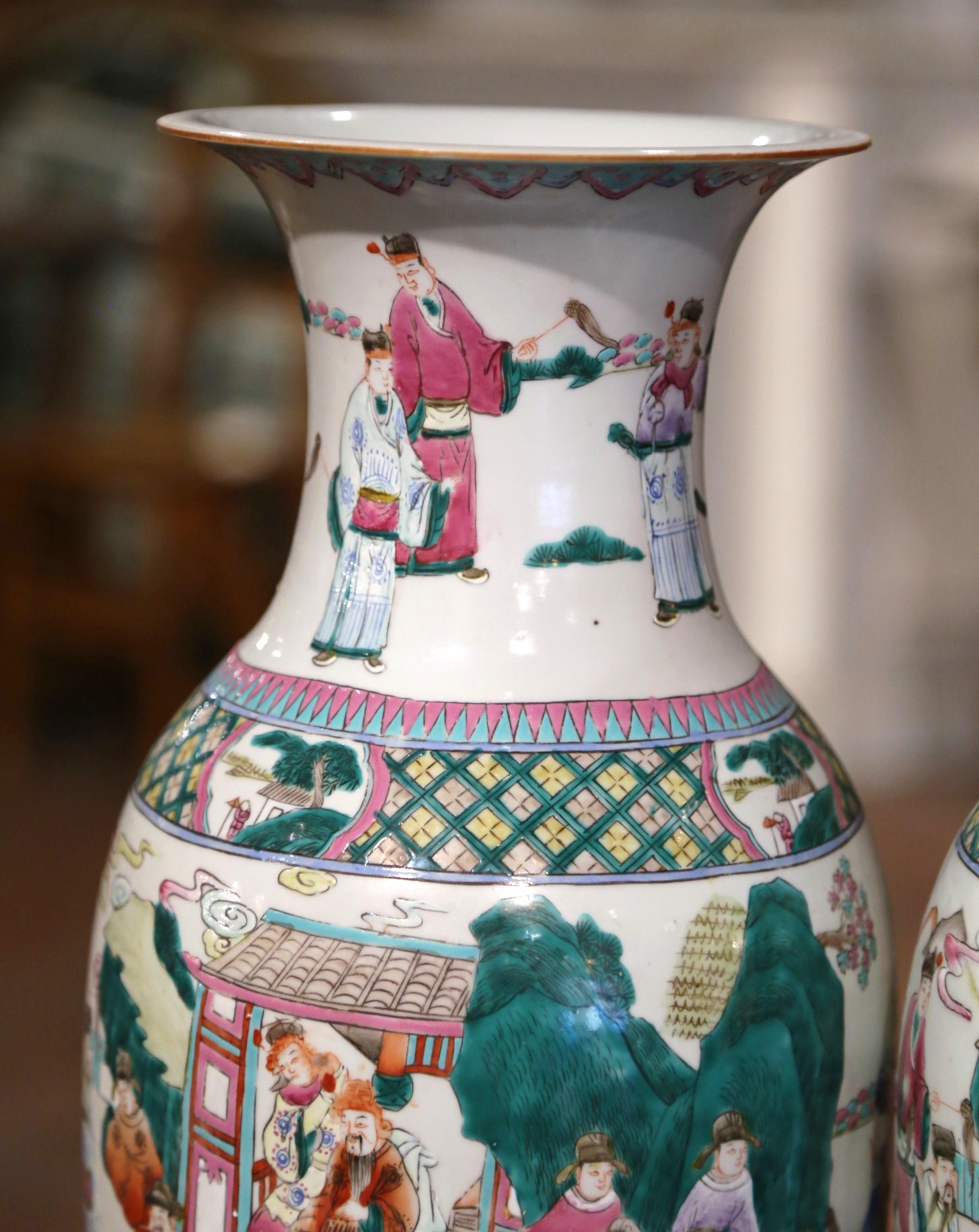 20ième siècle Paire de vases sur socle en porcelaine peinte à la main Famille Rose, Chine du milieu du siècle dernier en vente