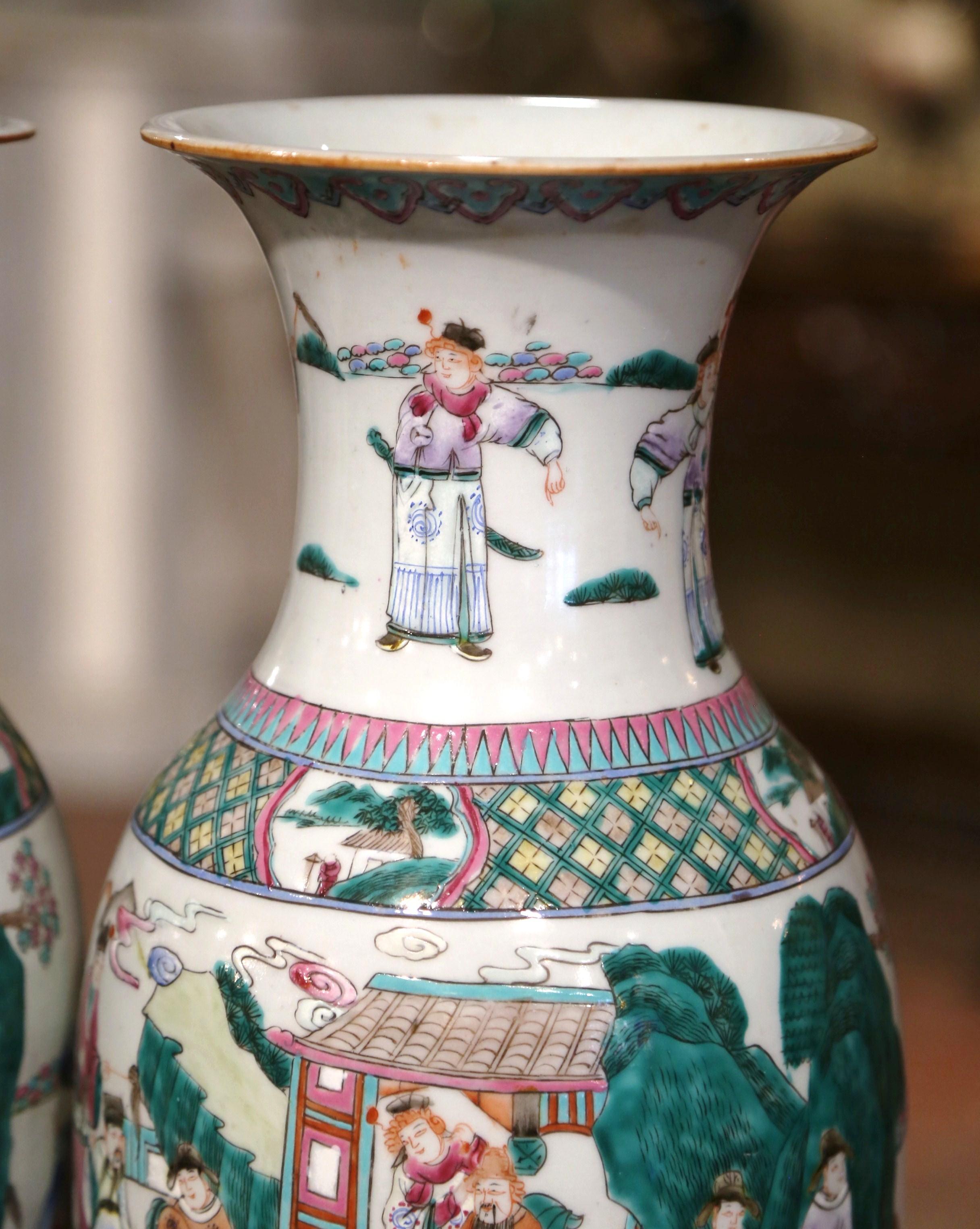 Porcelaine Paire de vases sur socle en porcelaine peinte à la main Famille Rose, Chine du milieu du siècle dernier en vente