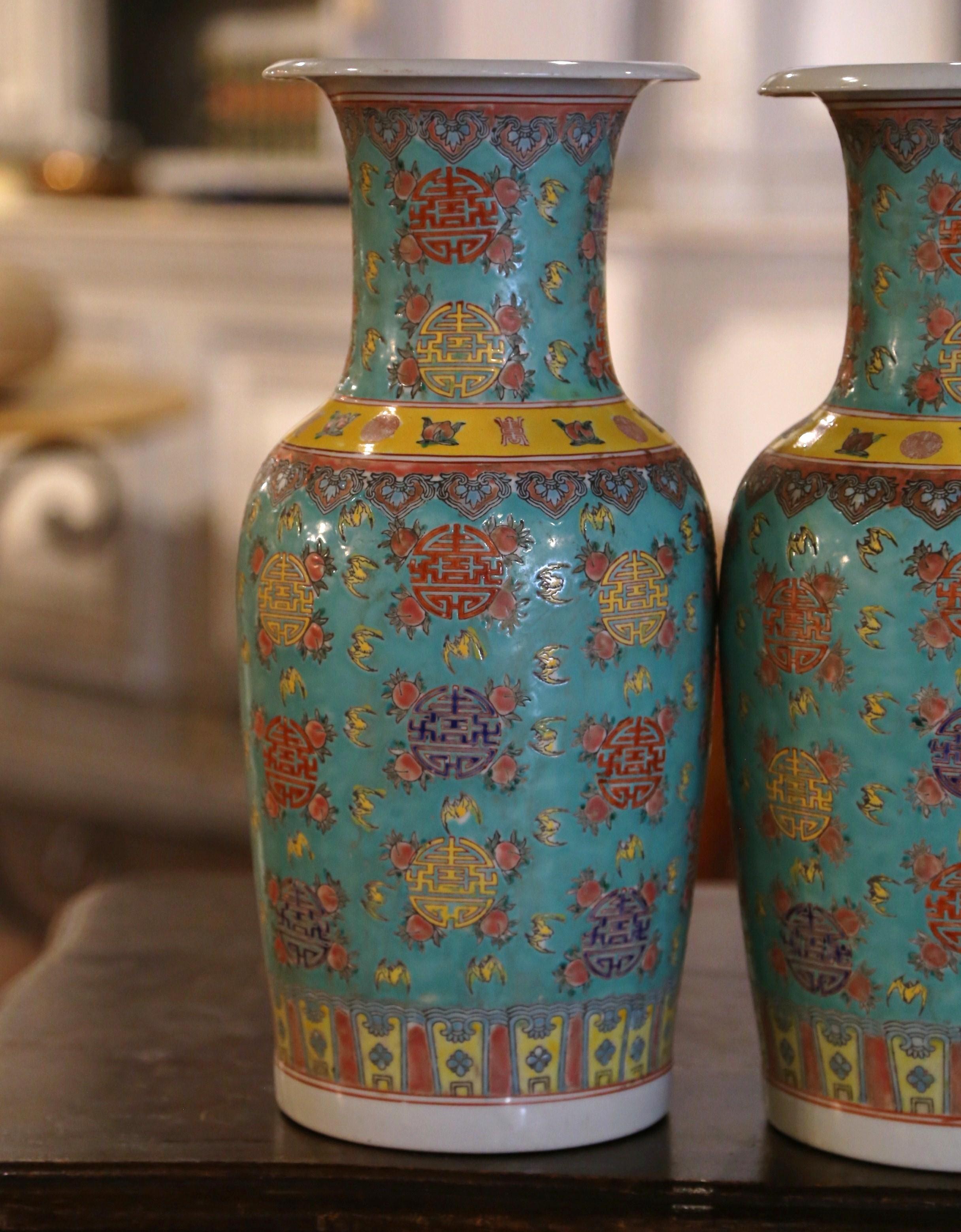 Paar chinesische Famille-Rose-Porzellanvasen, handbemalt, türkisfarben, Mid-Century (Chinesisch) im Angebot