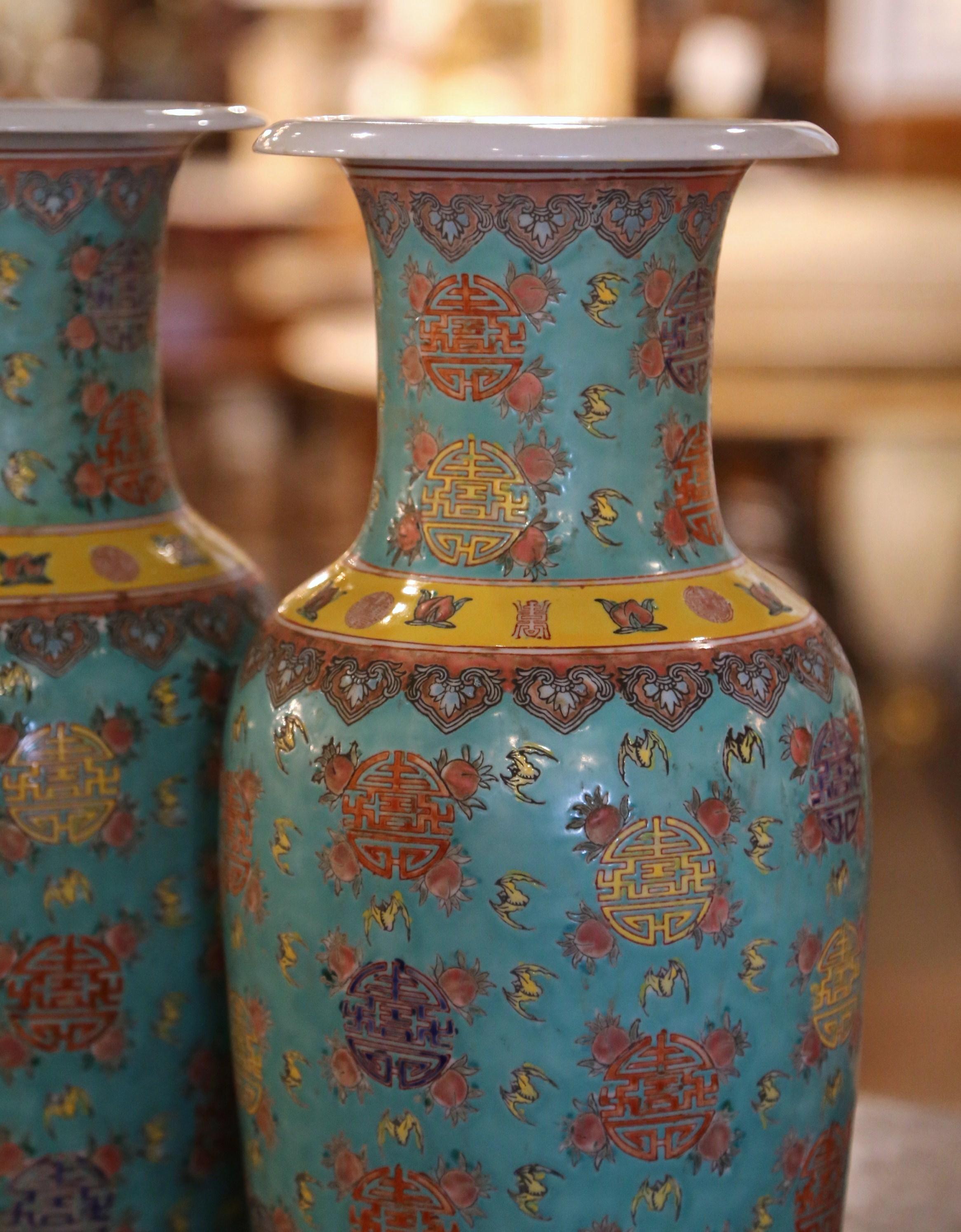 Paar chinesische Famille-Rose-Porzellanvasen, handbemalt, türkisfarben, Mid-Century (Handgefertigt) im Angebot