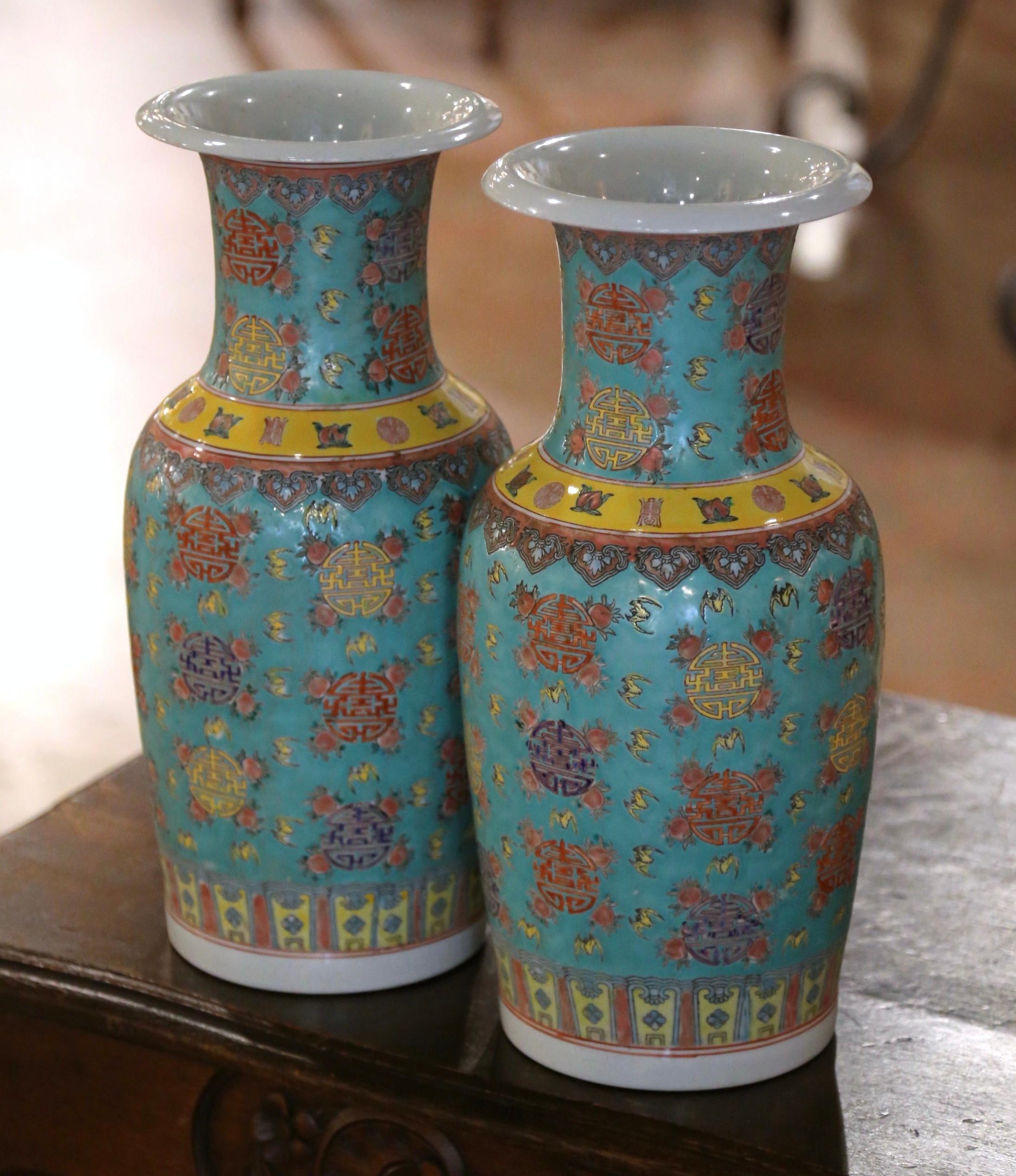 Paar chinesische Famille-Rose-Porzellanvasen, handbemalt, türkisfarben, Mid-Century im Zustand „Hervorragend“ im Angebot in Dallas, TX
