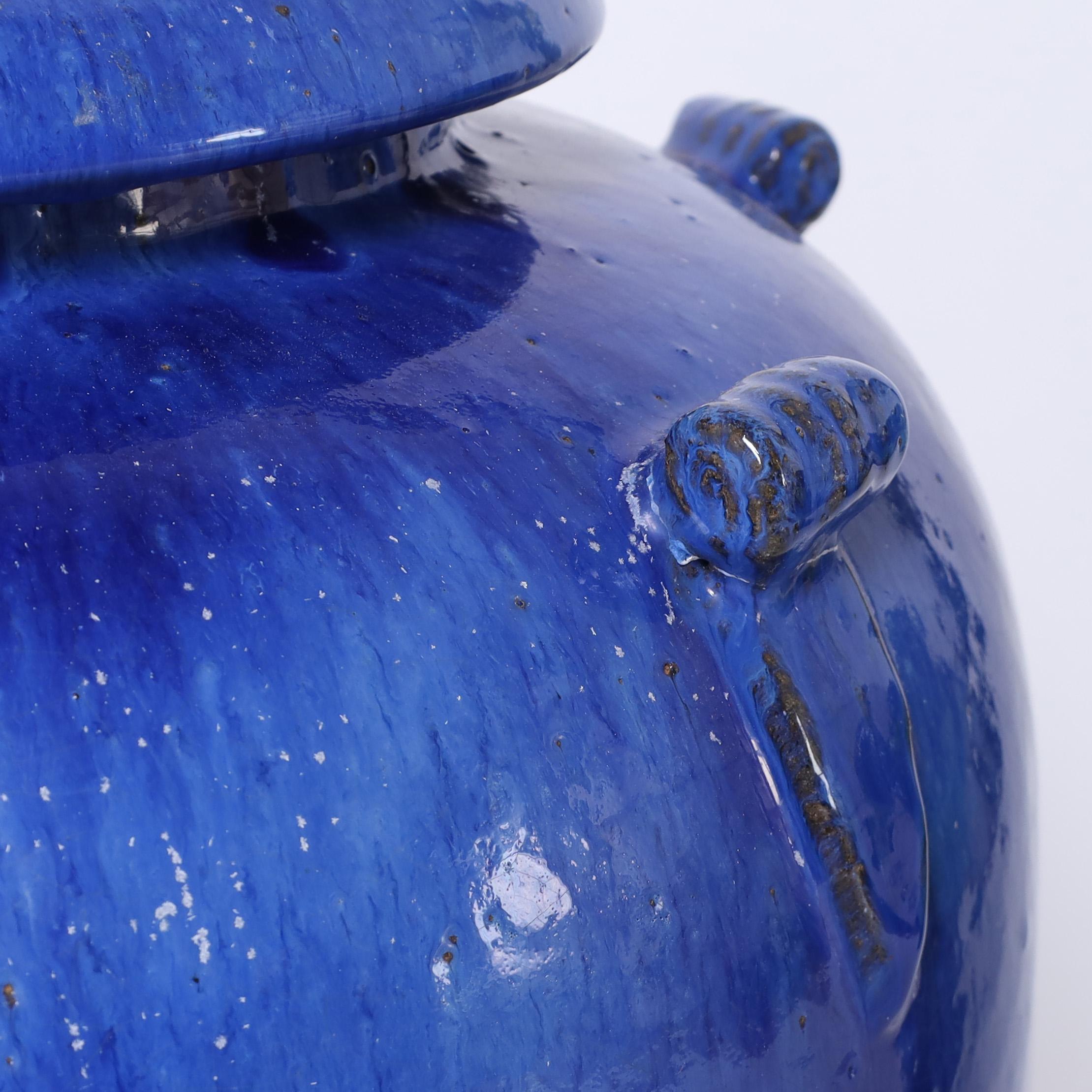 Paar chinesische glasierte Terrakotta-Urnen aus der Mitte des Jahrhunderts im Zustand „Gut“ im Angebot in Palm Beach, FL