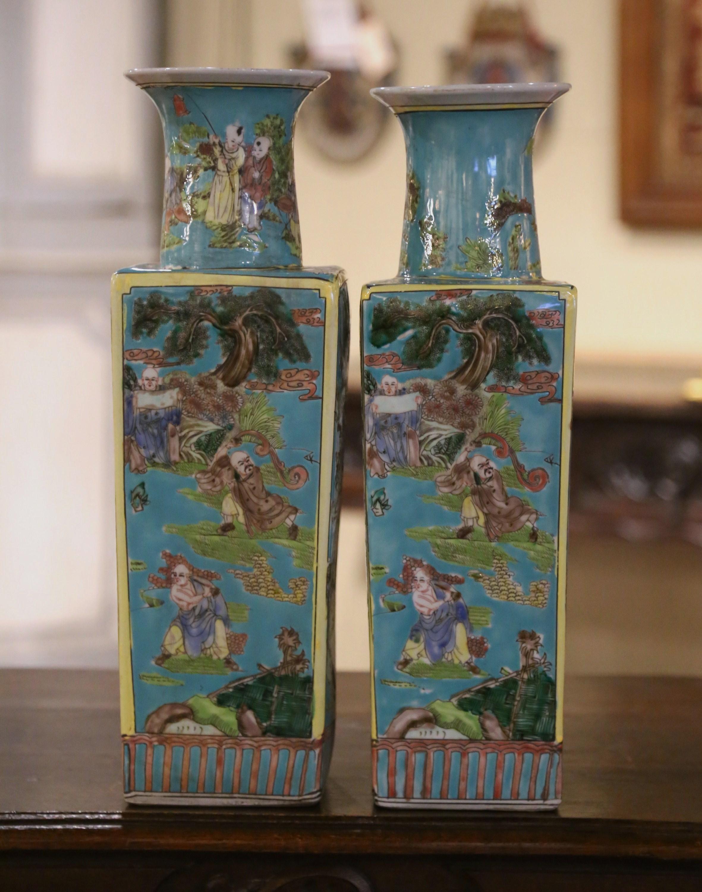 Paar chinesische handbemalte türkisfarbene Porzellanvasen aus der Mitte des Jahrhunderts im Angebot 2
