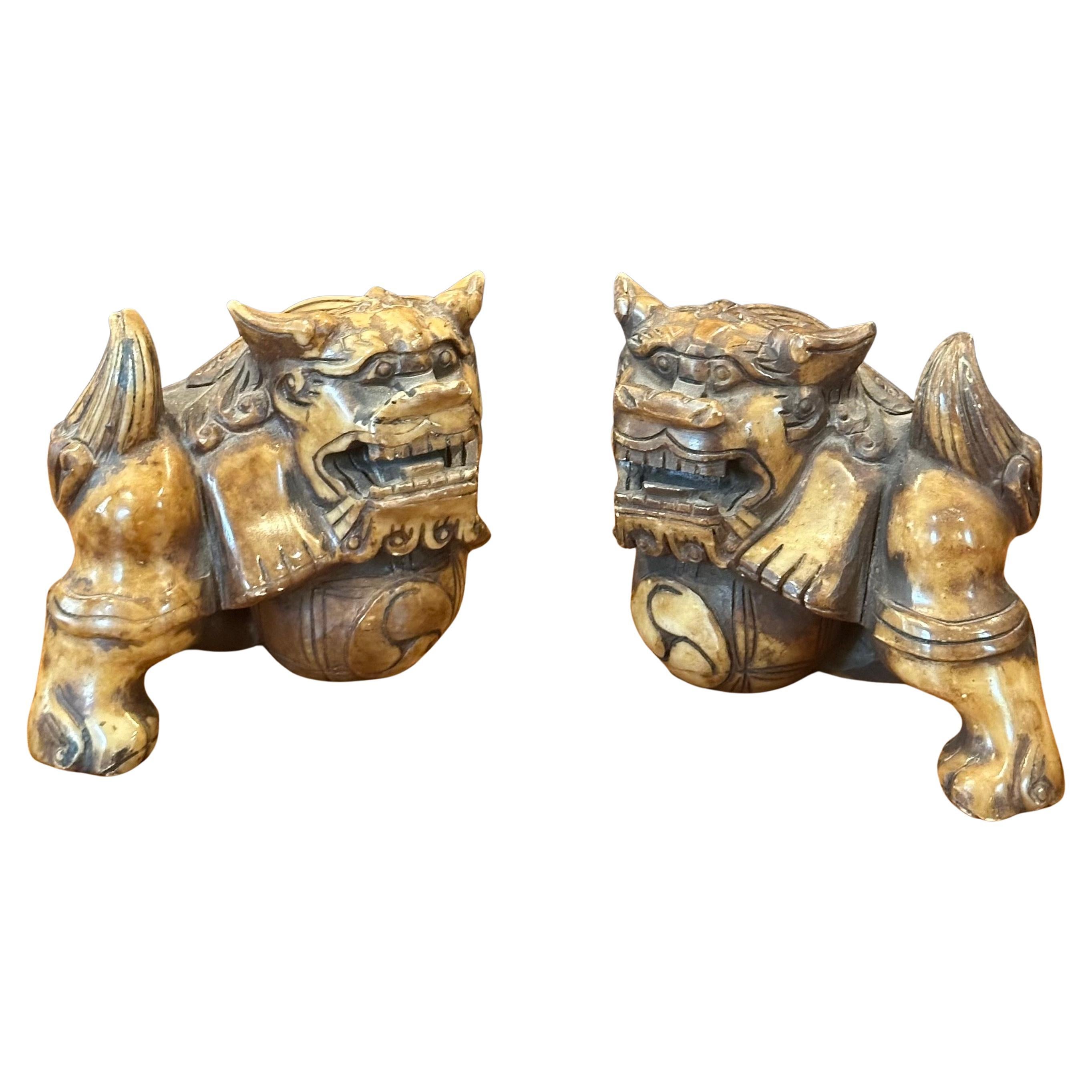 Coppia di cani da caccia in marmo scolpiti a mano della metà del secolo scorso, provenienti dalla Cina, circa 1950. I dettagli sono ottimi e la combinazione di colori è molto bella: marrone e marrone; la coppia misura 11 