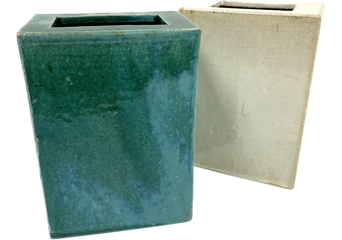 Ein Paar von erdigen und elementaren glasierten Keramik Kissen Vasen, eine grüne und eine hellgraue. Datiert aus der Mitte des 20. Jahrhunderts und mit wünschenswerten Zeichen des Alters einschließlich sporadischer craklure. 

Abmessungen: 5