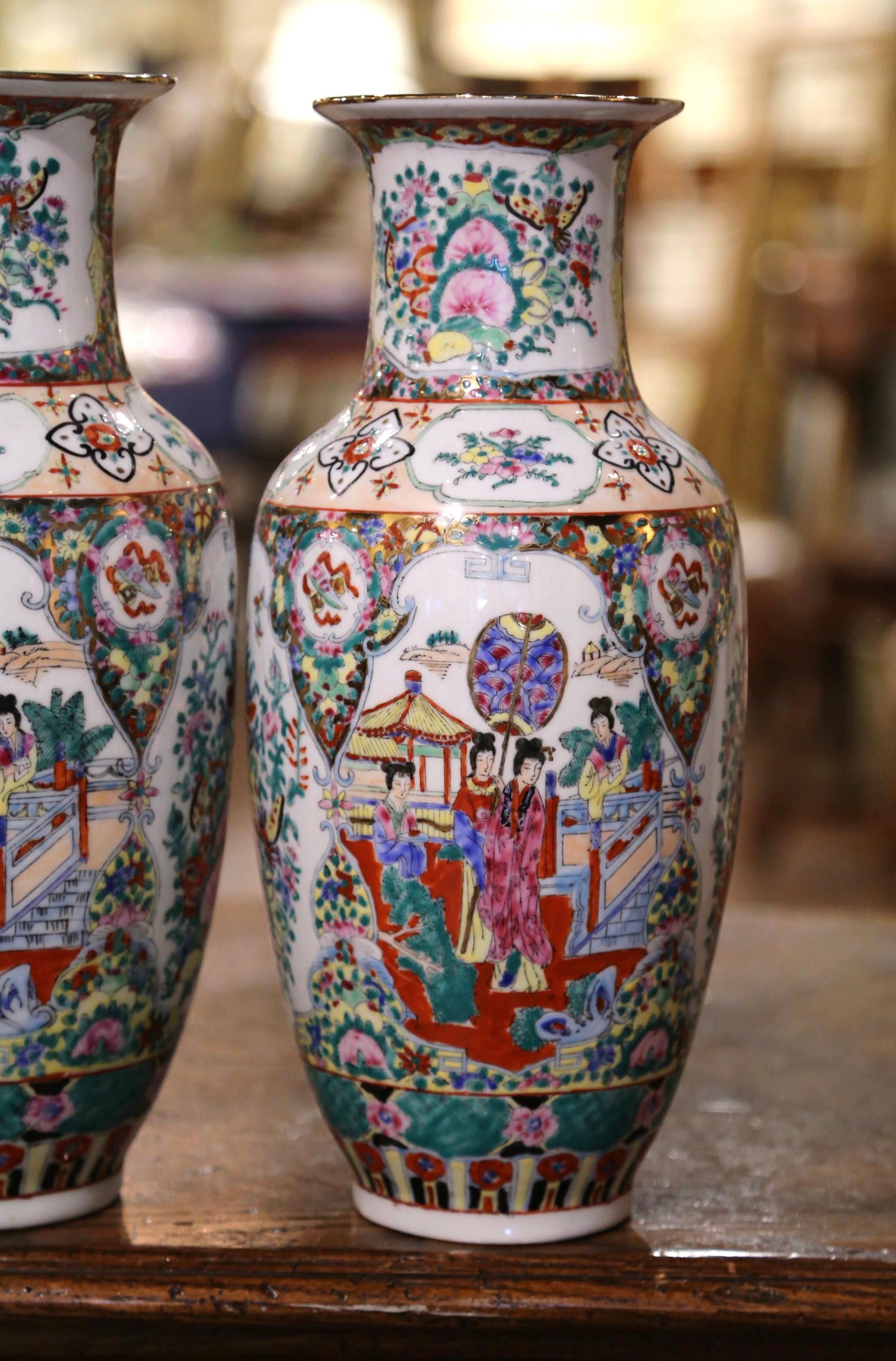 Pair of Mid-Century Chinese Rose Medallion Polychrome & Gilt Porcelain Vases In Excellent Condition In Dallas, TX