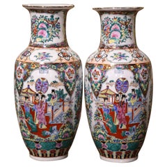 Paire de vases en porcelaine polychrome et dorée à médaillon rose, datant du milieu du siècle dernier. Paire de vases en porcelaine polychrome et dorée à médaillon rose, datant du milieu du siècle dernier.
