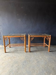 Coppia di tavolini in canna e vetro in stile cinese della metà del secolo scorso