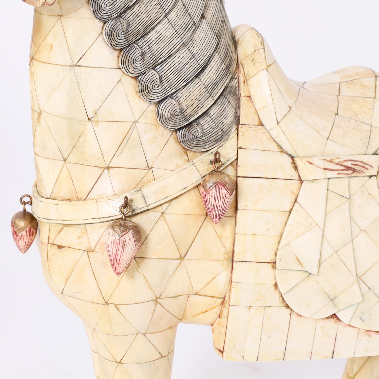 Os Paire de chevaux chinois en os tessellés du milieu du siècle dernier en vente