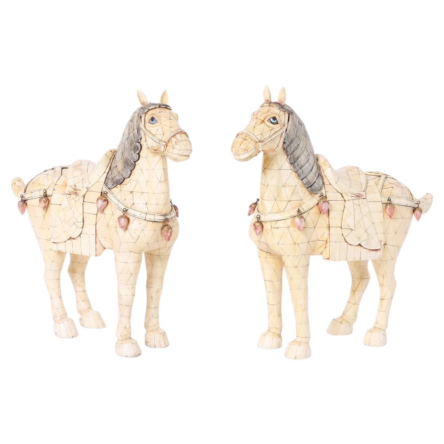 Paire de chevaux chinois en os tessellés du milieu du siècle dernier en vente