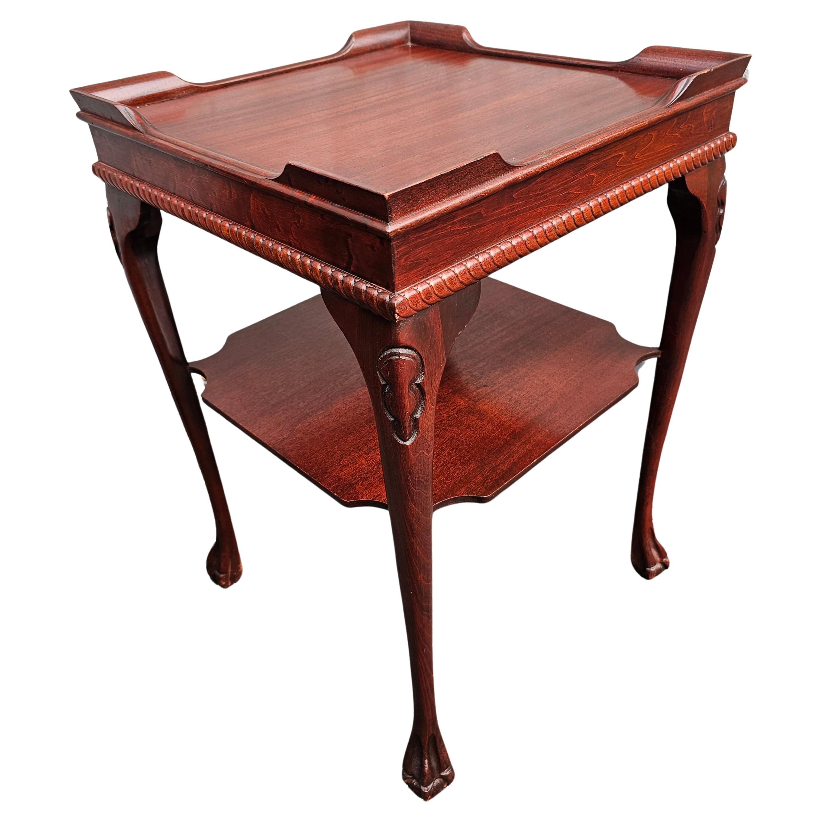 20ième siècle Paire de tables d'appoint en acajou de style Chippendale du milieu du siècle dernier en vente