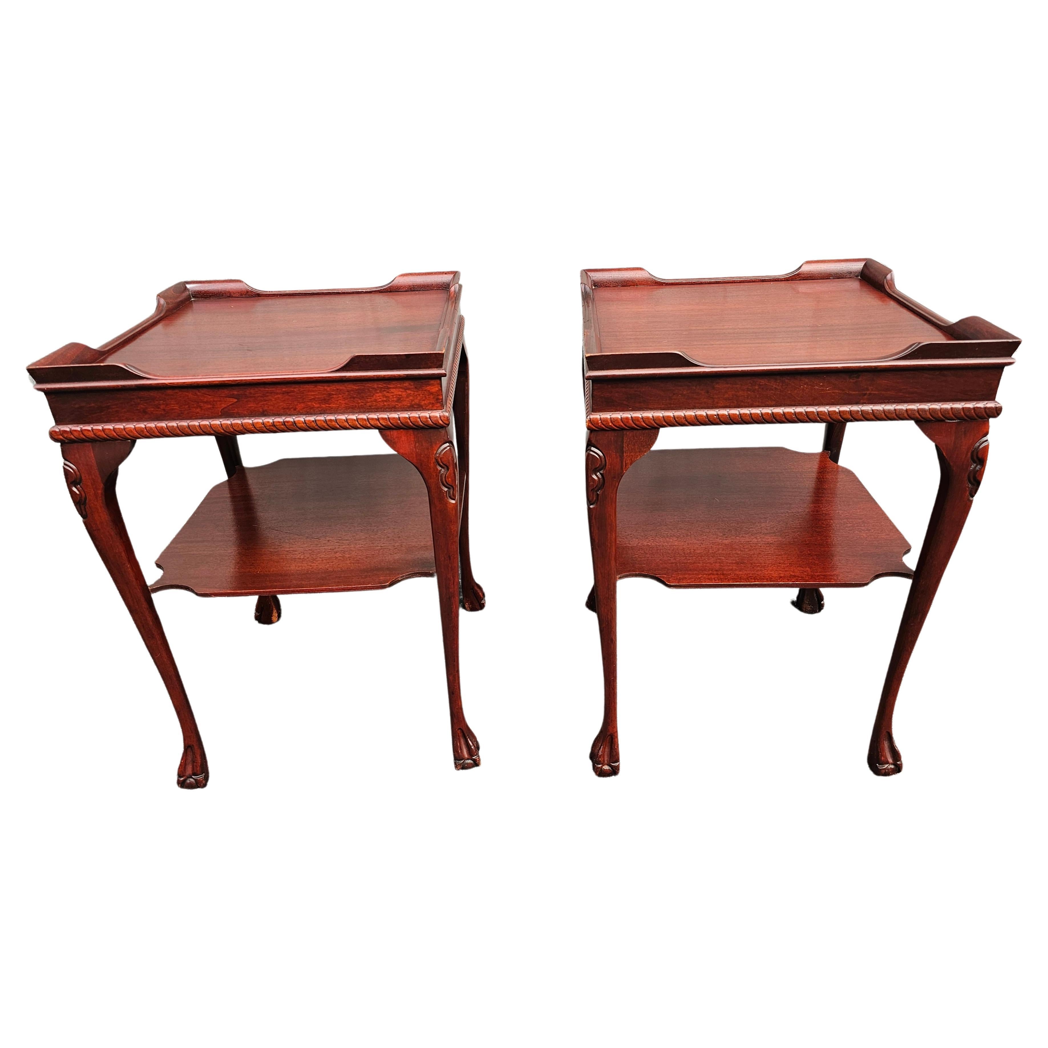 Paire de tables d'appoint en acajou de style Chippendale du milieu du siècle dernier en vente