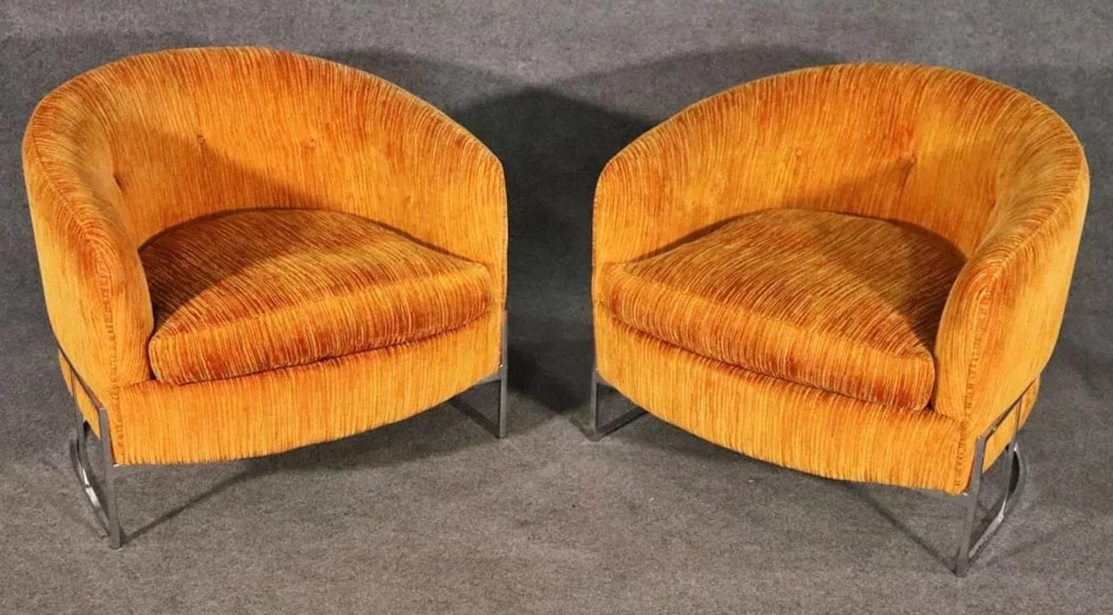 Zwei klassische Clubsessel im Stil der Jahrhundertmitte mit poliertem Chromgestell. Diese Vintage-Stühle sind sauber und einsatzbereit. Dank ihrer attraktiven Tonnenform können sie überall im Raum aufgestellt werden.
Bitte bestätigen Sie den