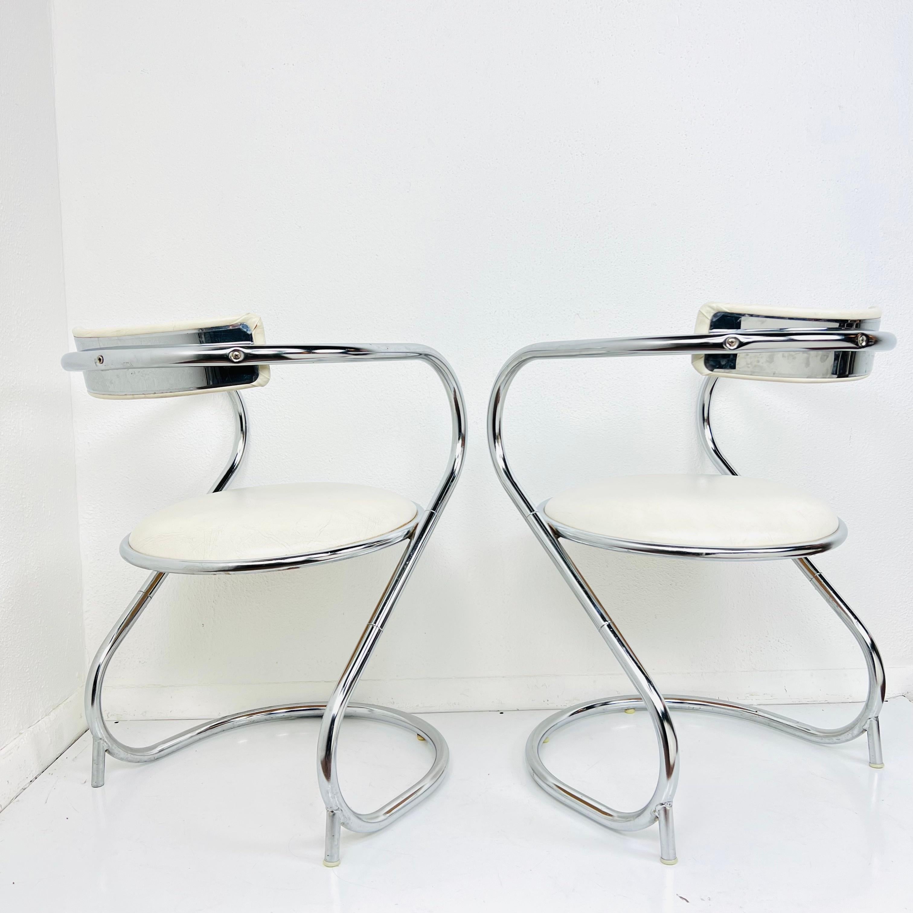 Imitation cuir Paire de chaises luge en chrome du milieu du siècle dernier en vente