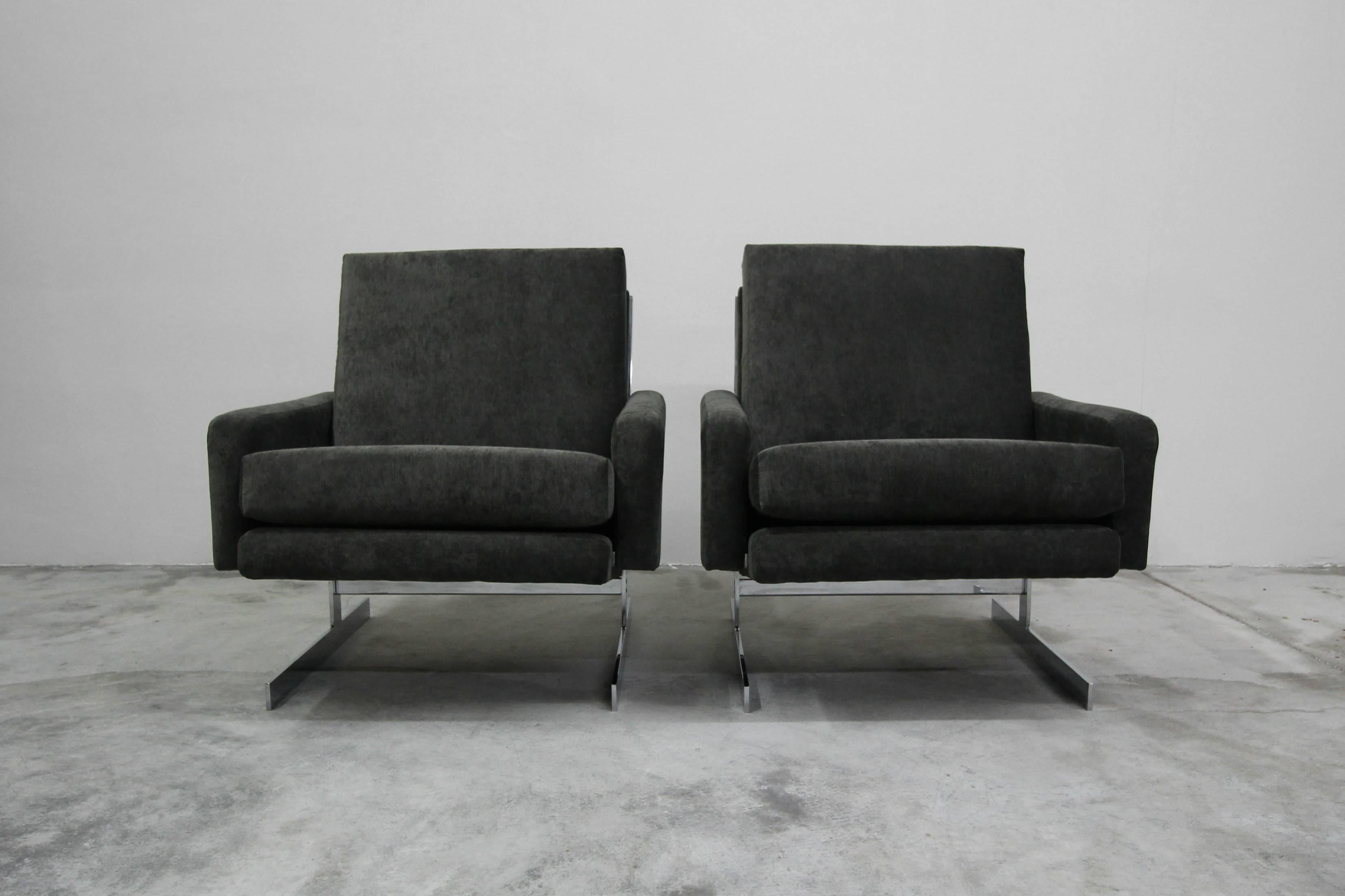 Pair of Midcentury Chrome Cantilever Lounge Chairs In Excellent Condition In Las Vegas, NV