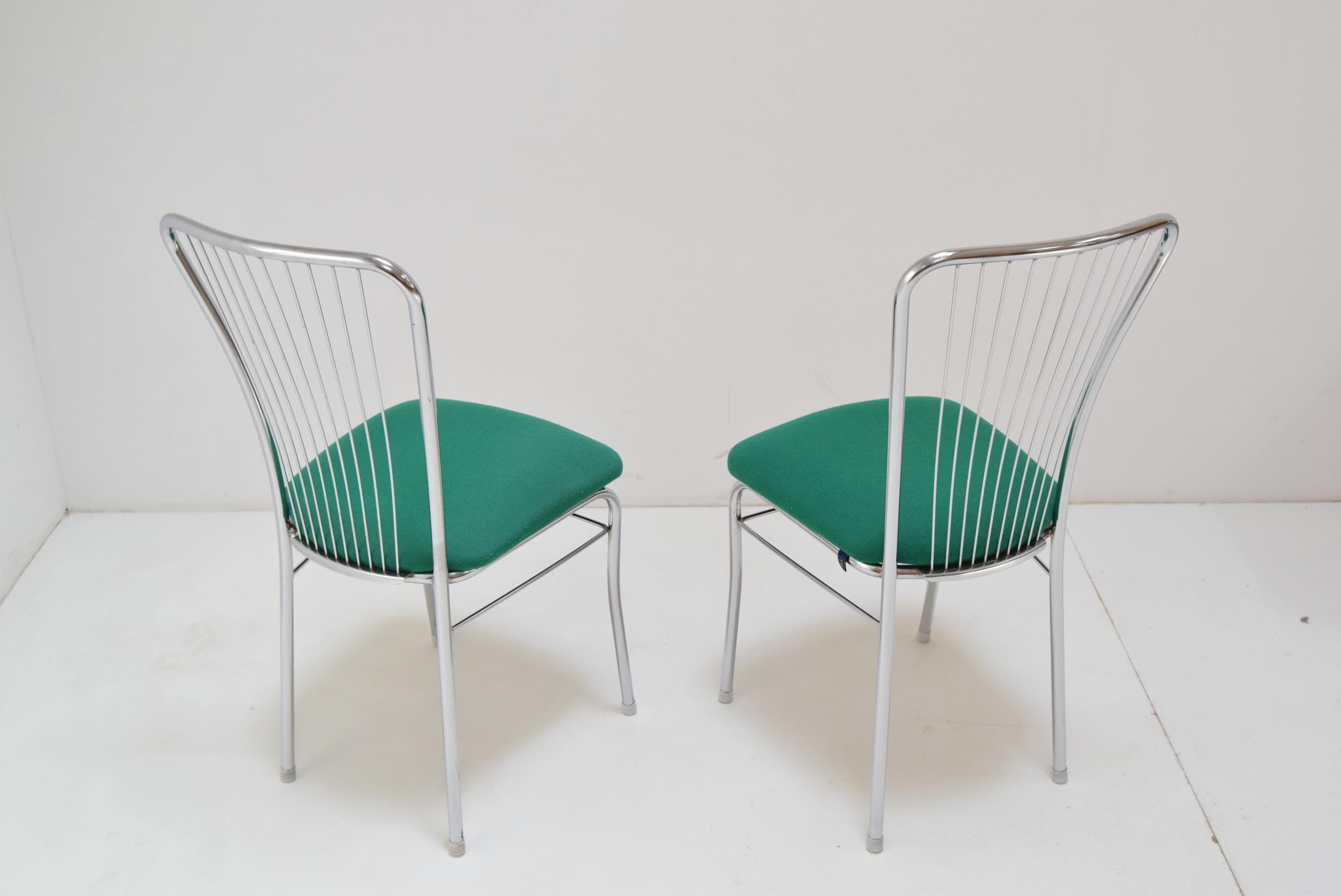 Paire de chaises chromées mi-siècle, style Nowy, vers 1980 Bon état - En vente à Praha, CZ