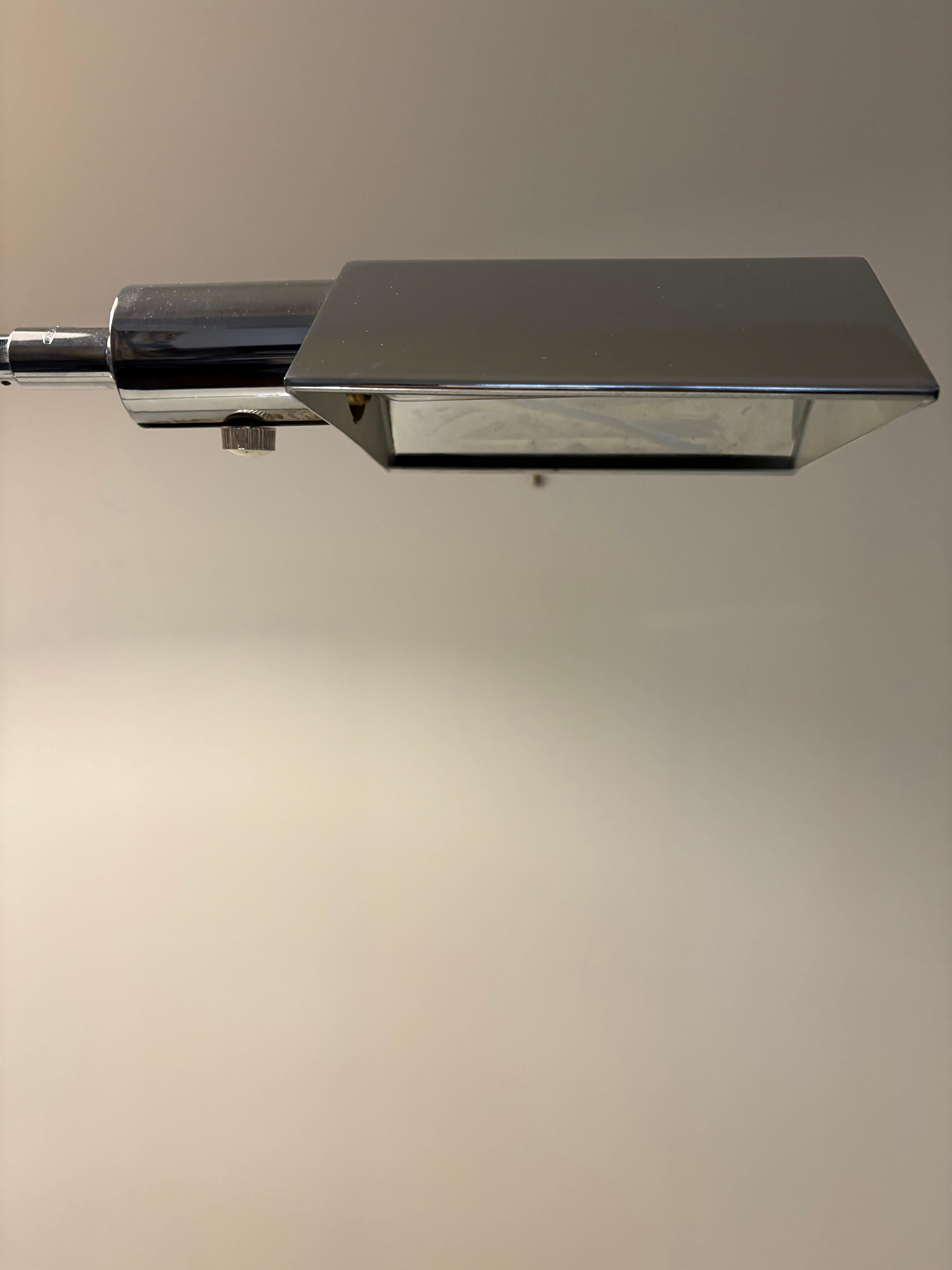 Paire de lampadaires Koch & Lowy en chrome du milieu du siècle dernier en vente 4