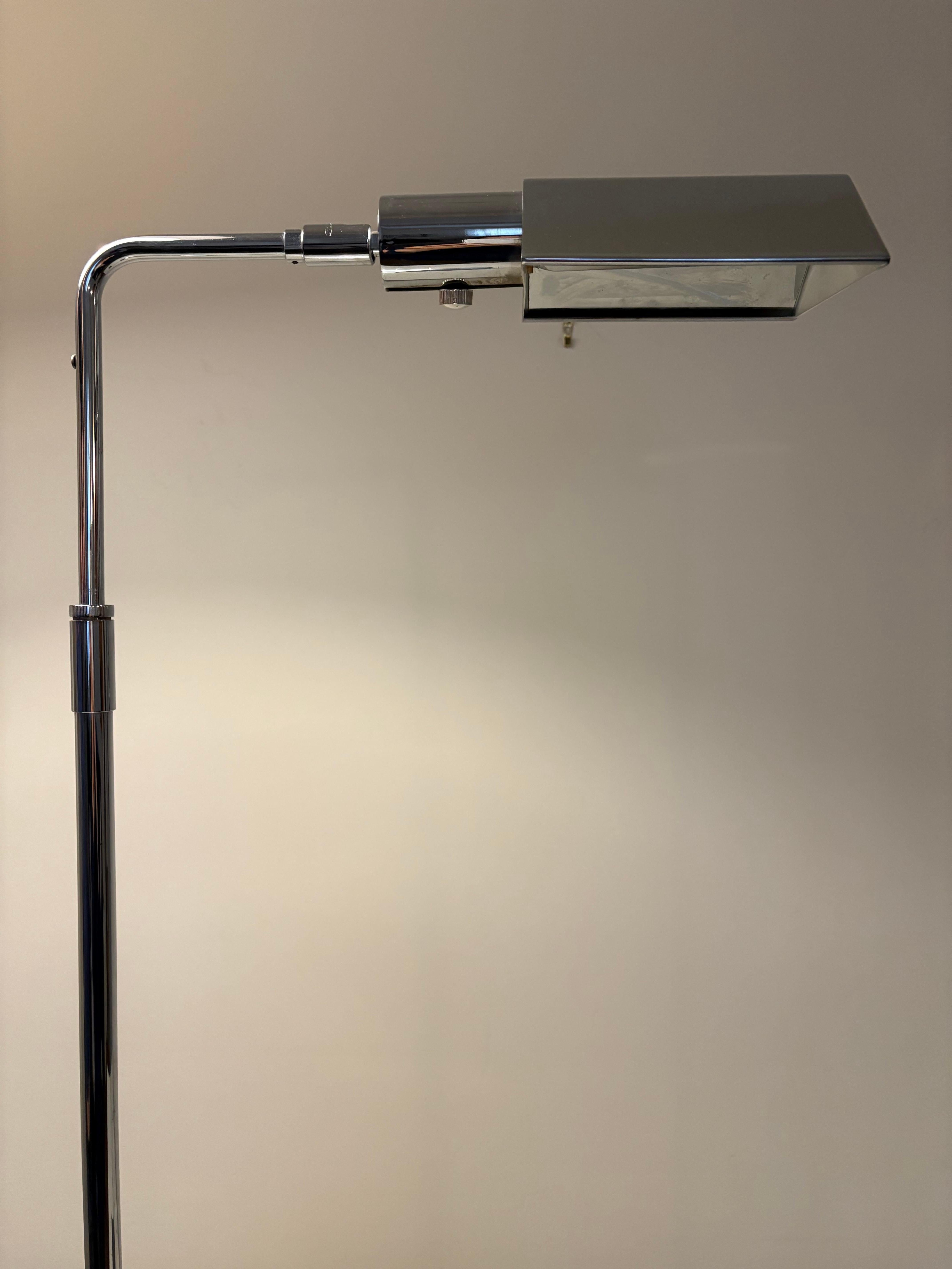 Paire de lampadaires Koch & Lowy en chrome du milieu du siècle dernier en vente 5