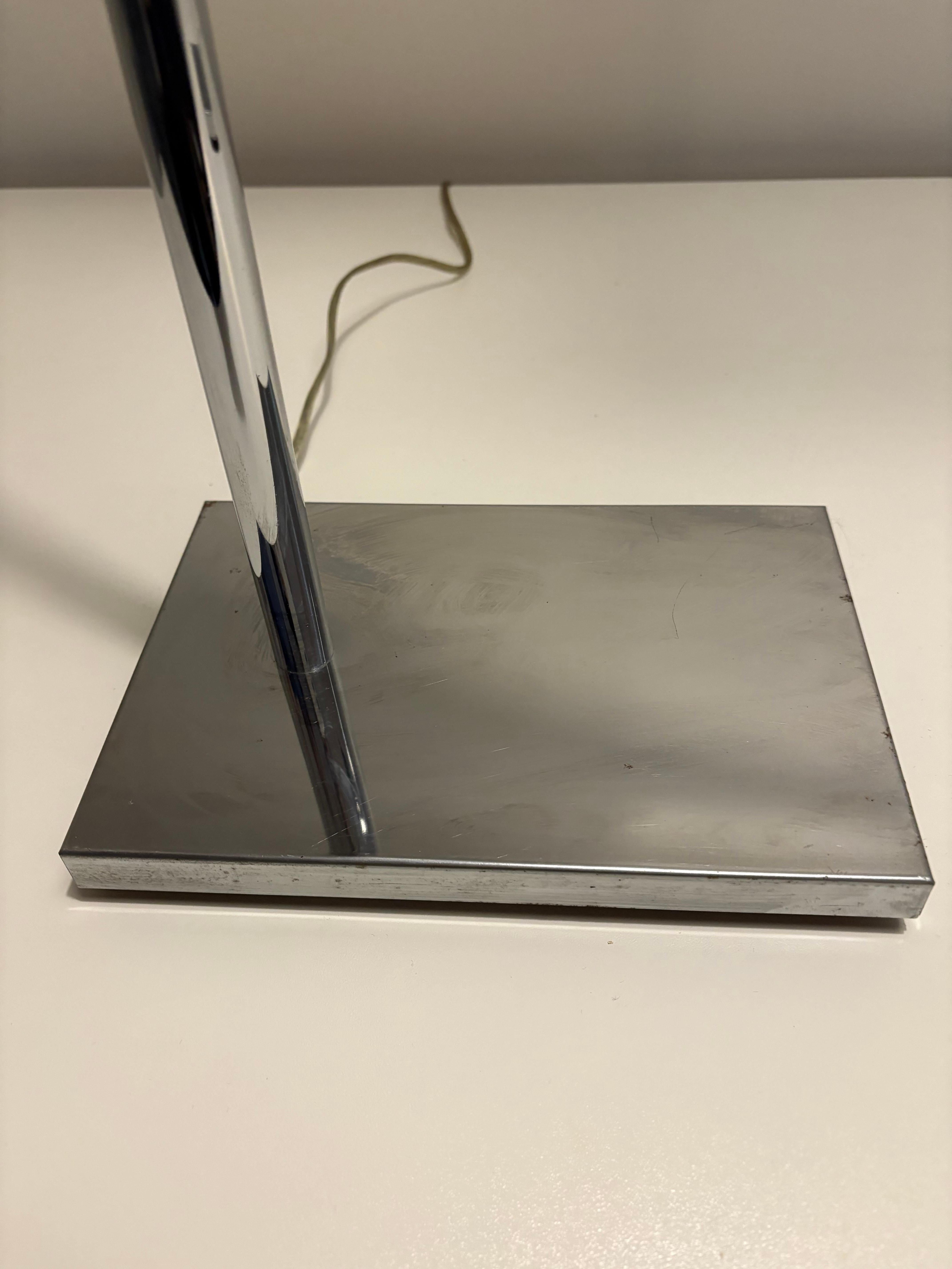 Paire de lampadaires Koch & Lowy en chrome du milieu du siècle dernier en vente 6