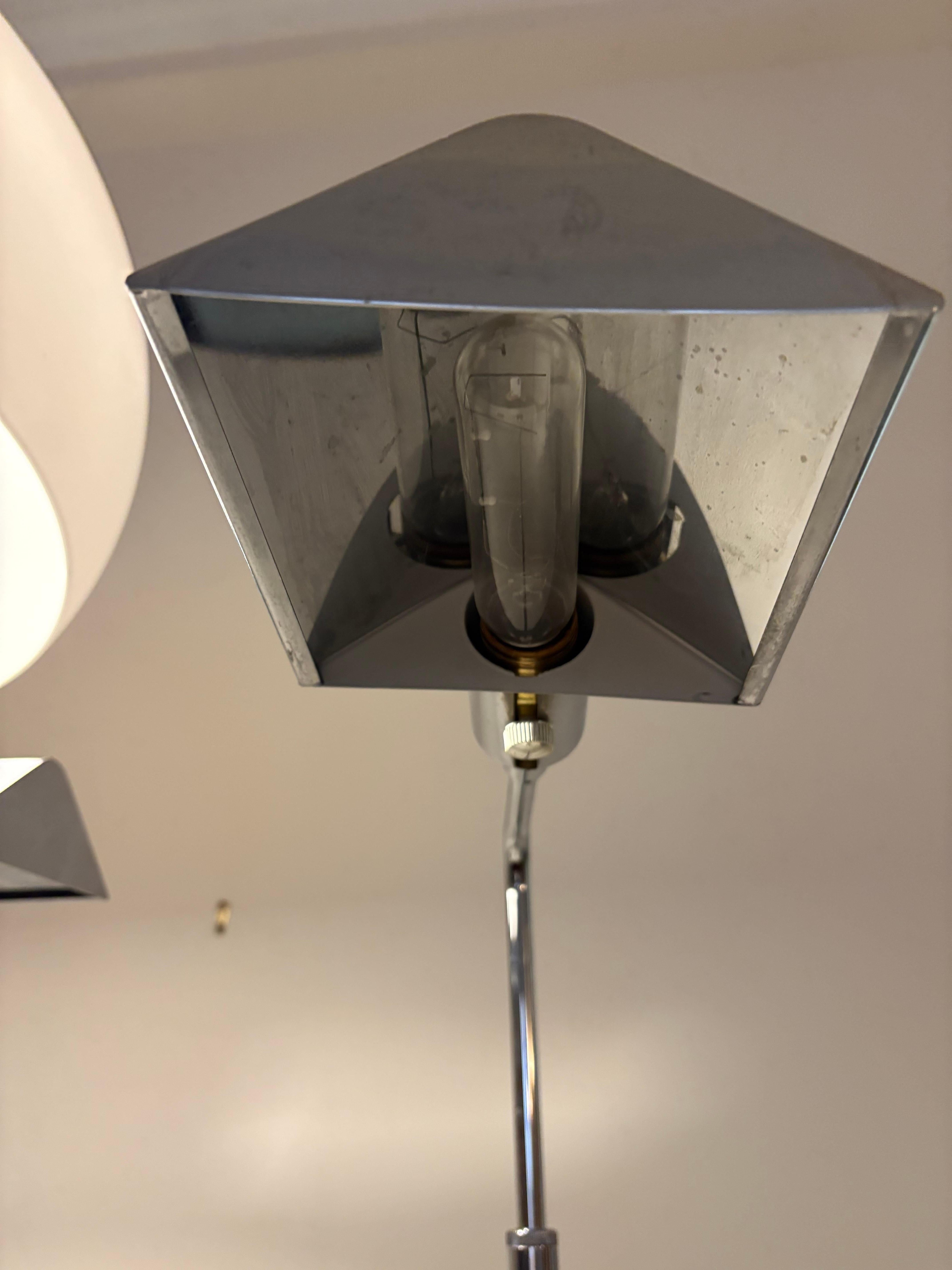 Paire de lampadaires Koch & Lowy en chrome du milieu du siècle dernier en vente 7