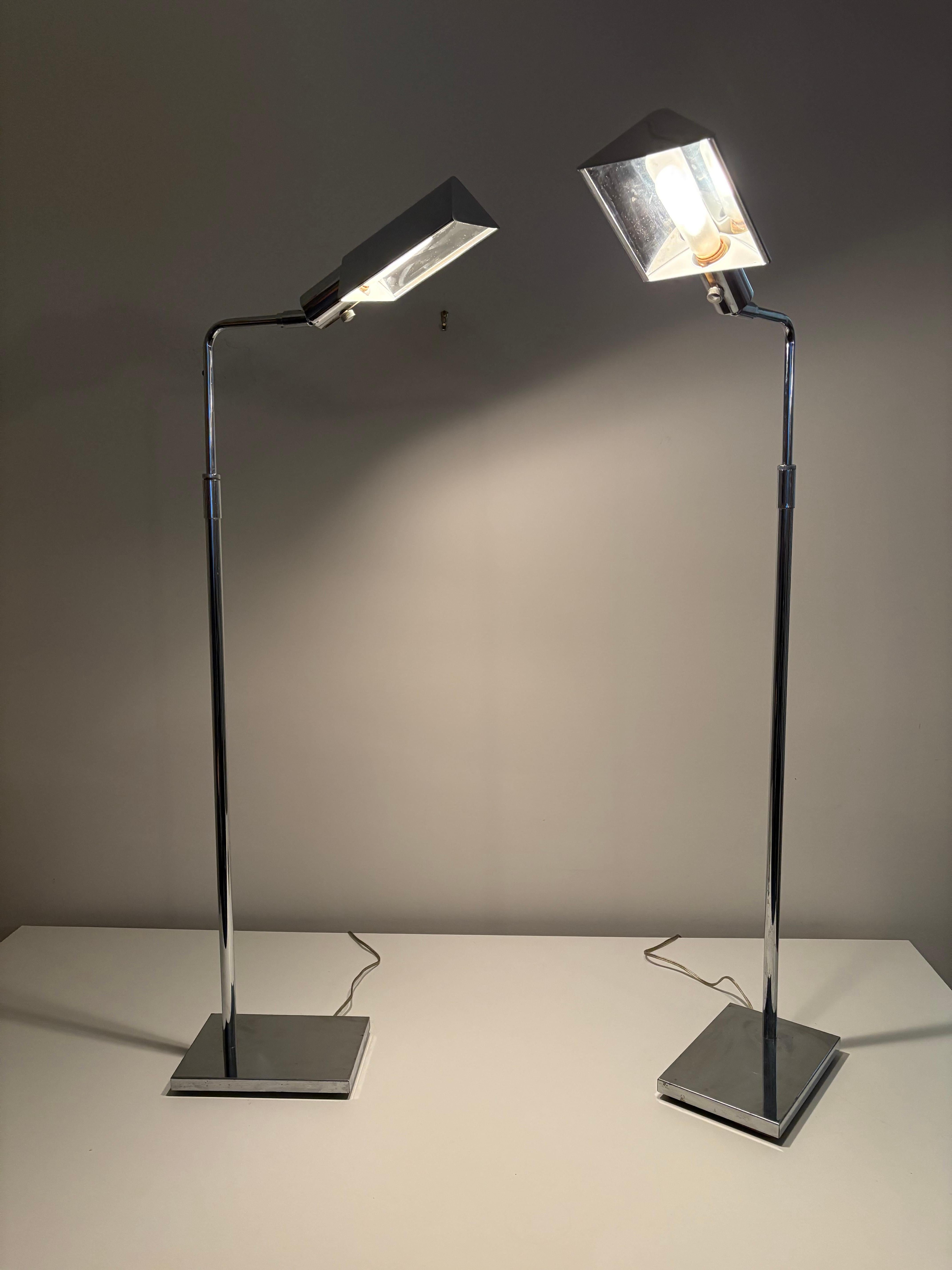 Voici une magnifique paire de lampadaires Koch & Lowy des années 70, réglables en hauteur de 36 à 45 pouces et dont l'abat-jour triangulaire chromé s'ajuste de haut en bas et d'un côté à l'autre. Design très populaire parfois appelé lampe de