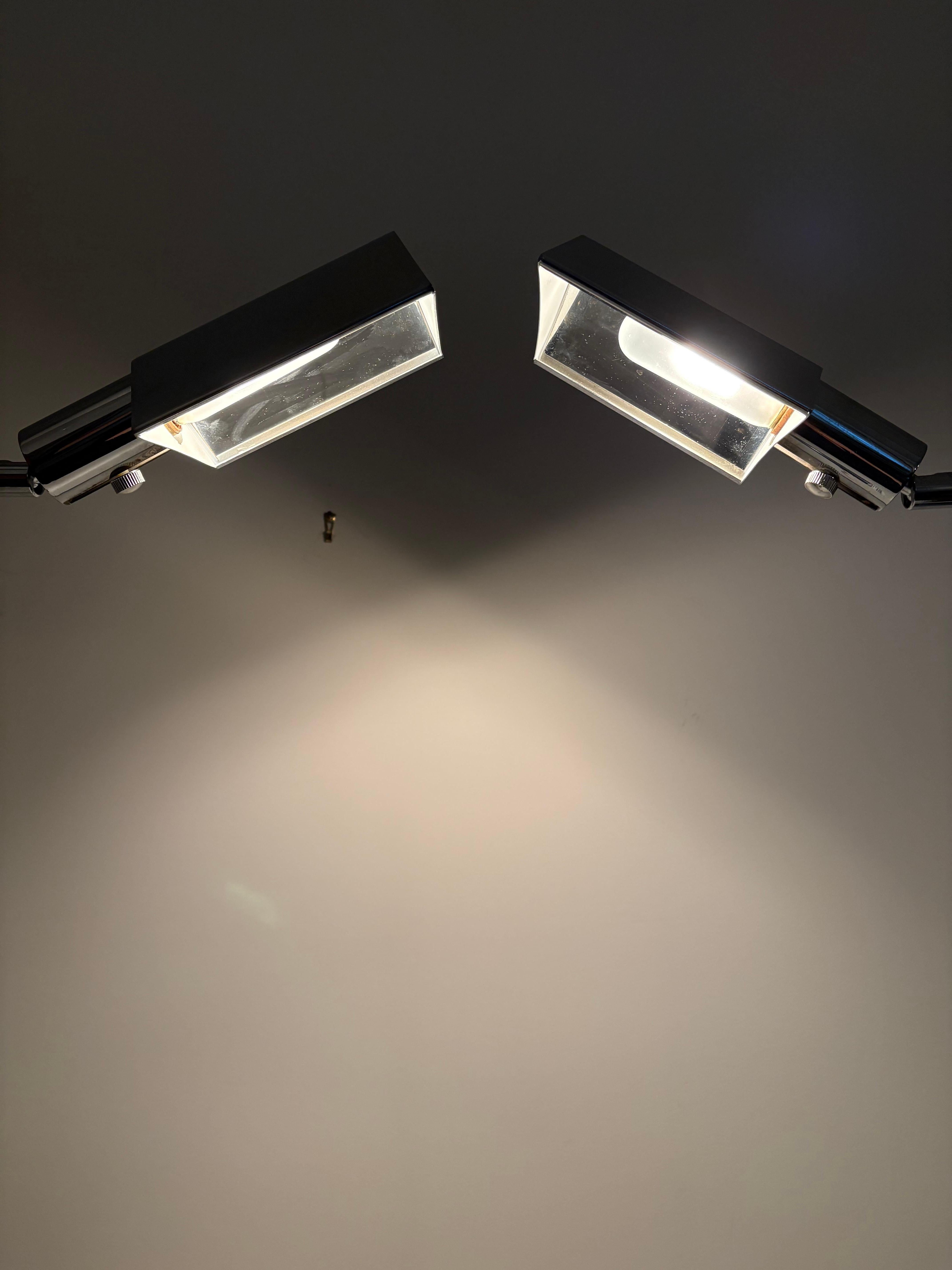 Mid-Century Modern Paire de lampadaires Koch & Lowy en chrome du milieu du siècle dernier en vente