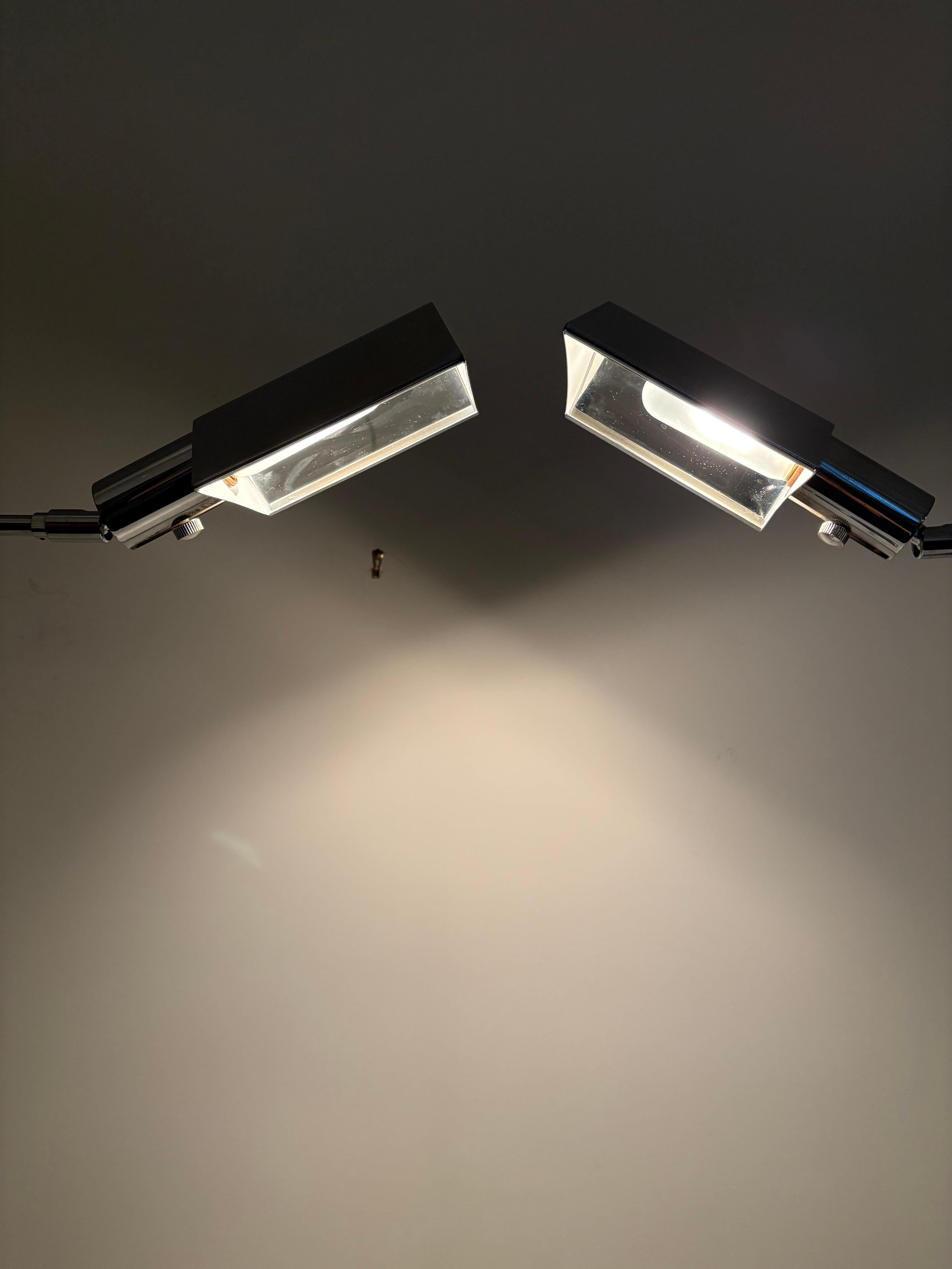 Américain Paire de lampadaires Koch & Lowy en chrome du milieu du siècle dernier en vente